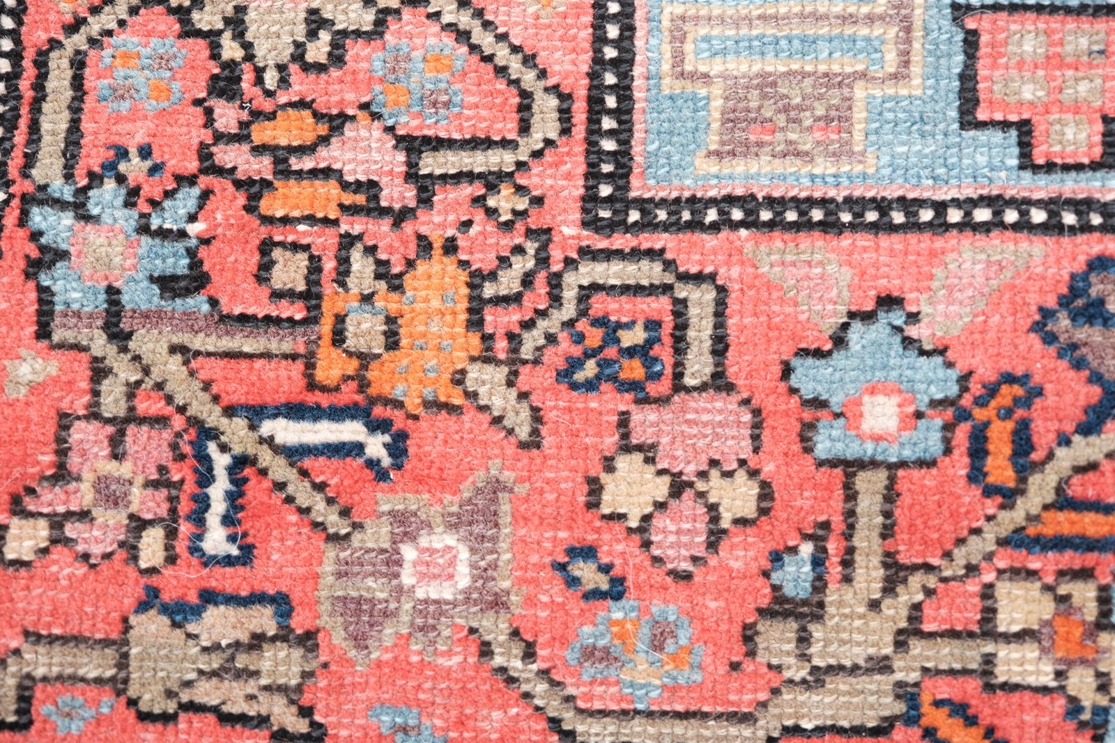 Antiek vloerkleed in twee tinten, roze en blauw photo vintage
