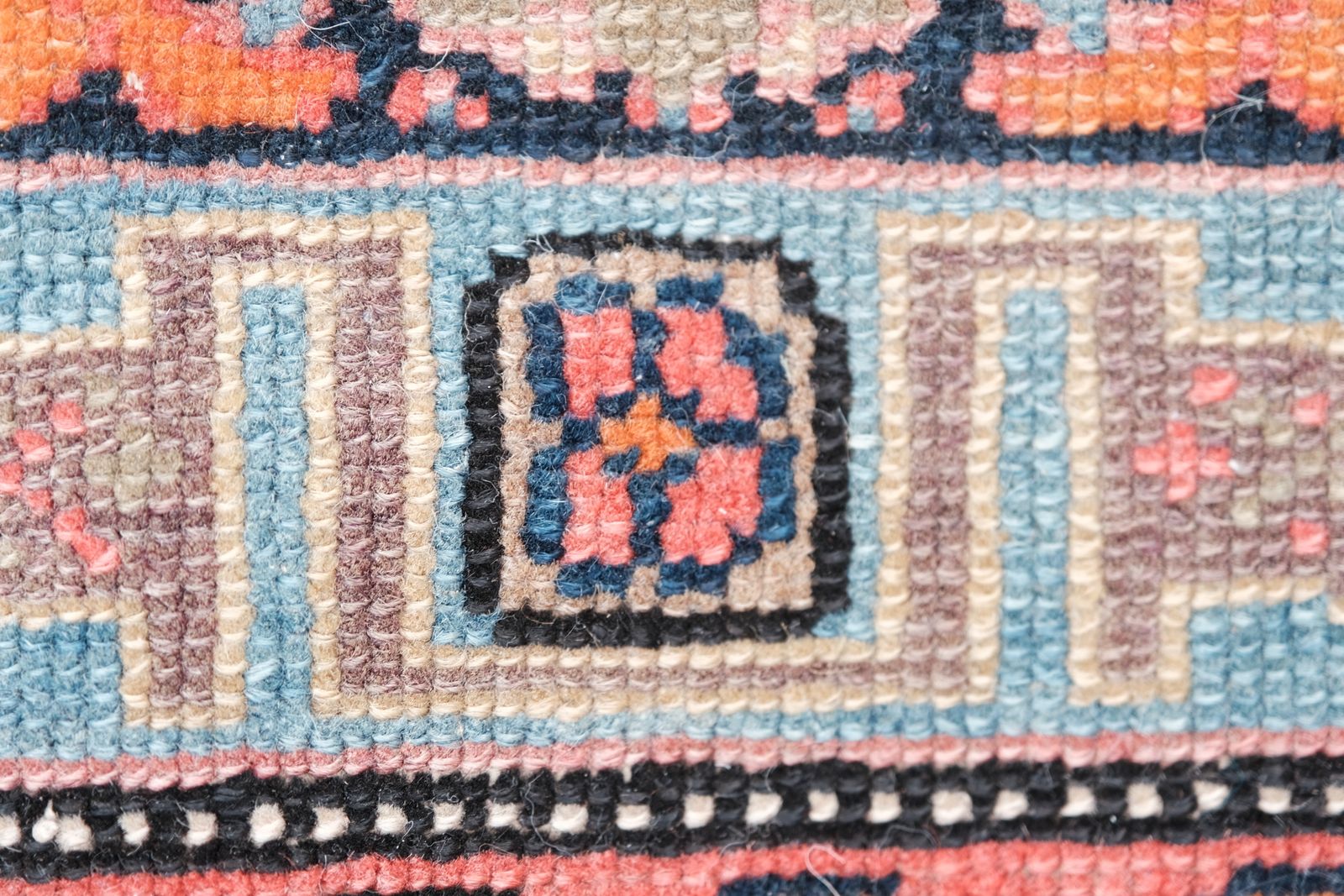 photo for sale Antiek vloerkleed in twee tinten, roze en blauw