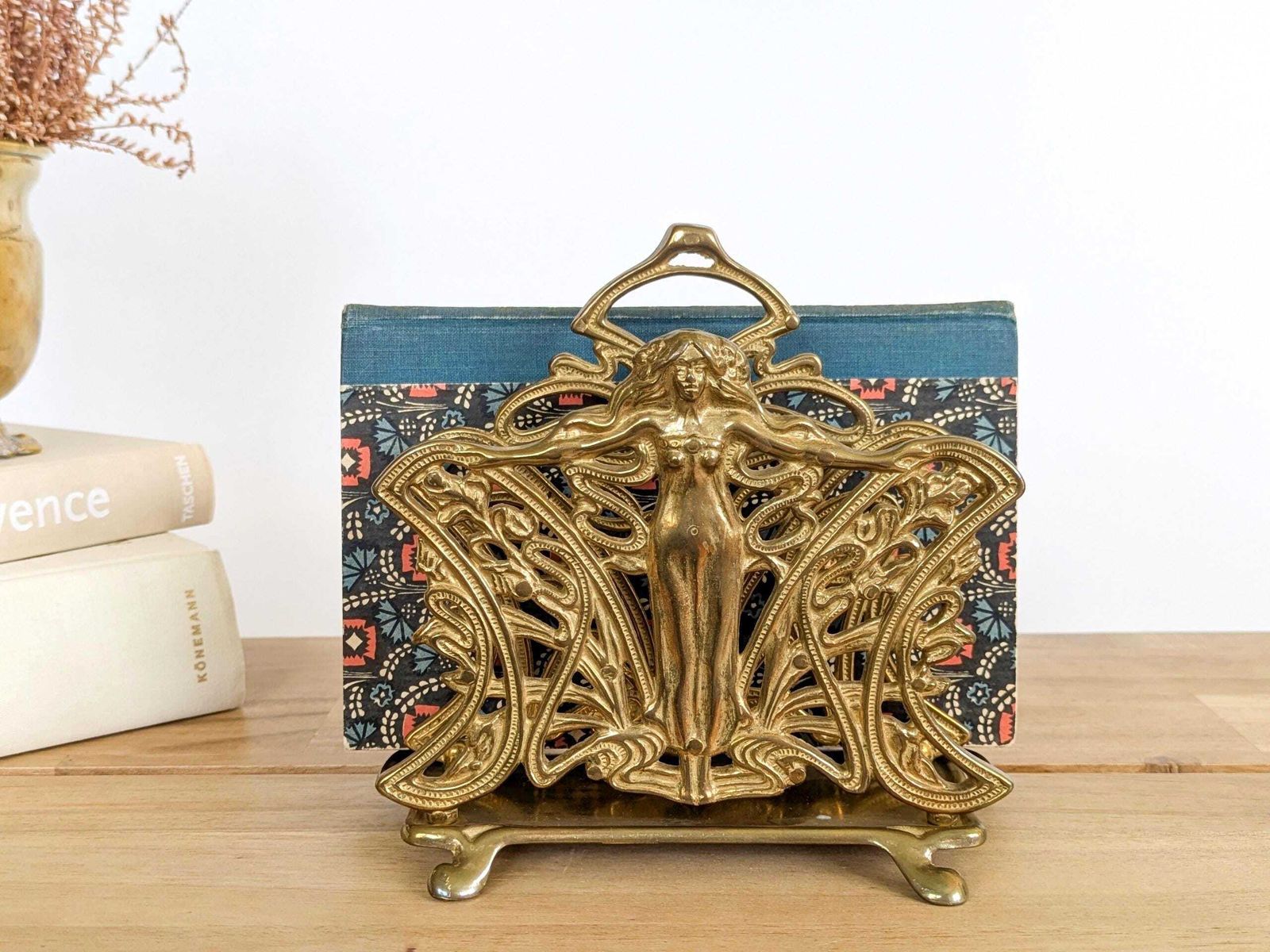 photo vintage Vintage Frans art nouveau messing brievenhouder / bureauorganizer / servethouder met nimffiguur