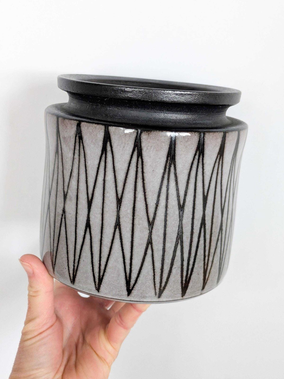 Mid-century West-Duits keramiek – plantenpot / vaas met geometrisch sgraffito – Köln – gesigneerd – studio-aardewerk photo Woonaccessoires