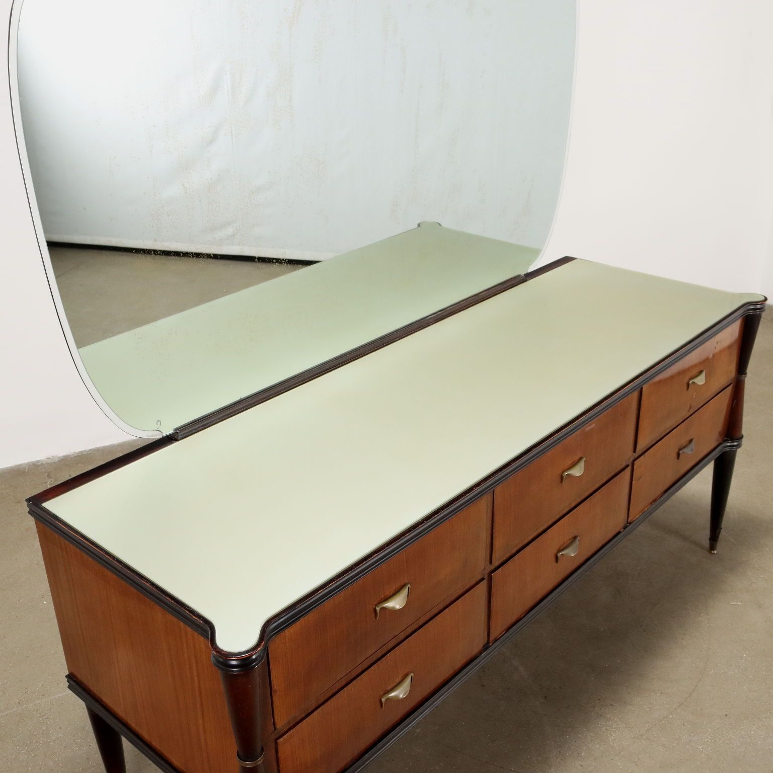 Armoire vintage en bois, plateau en verre, Italie, années 1950-1960 photo for sale