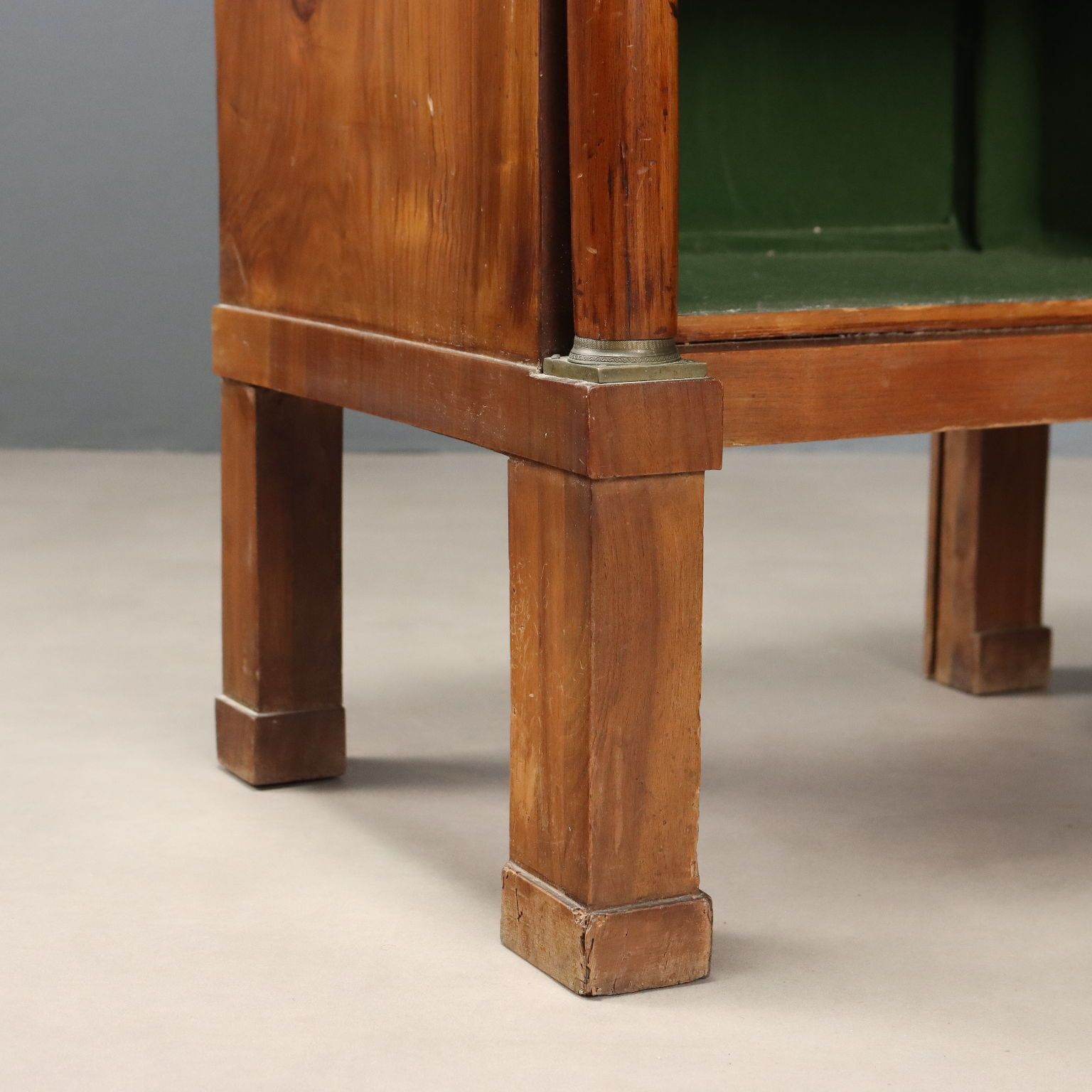Table de chevet d'époque en placage de noyer sur peuplier, XIXe siècle photo buy
