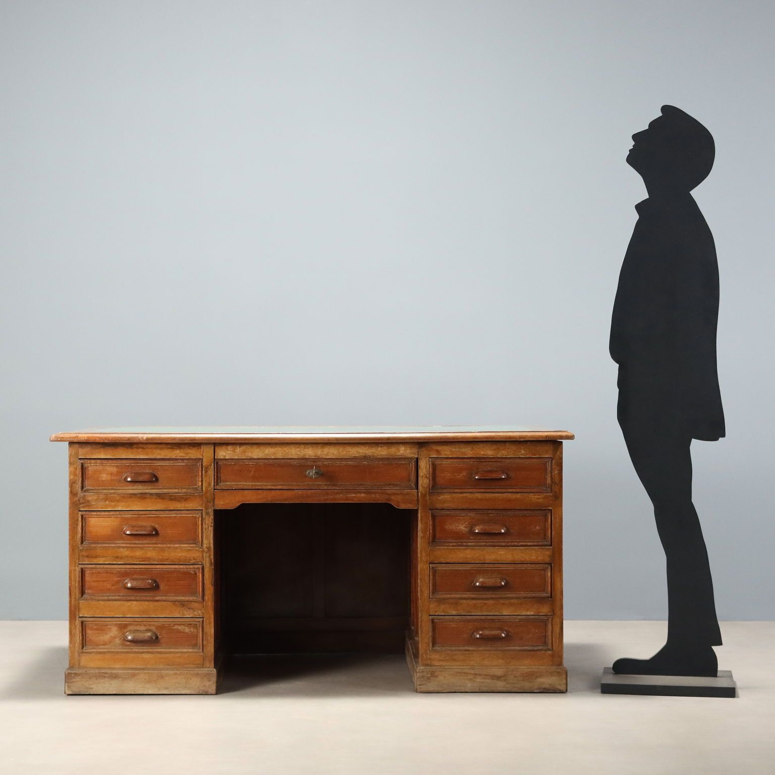 Antiek schrijfbureau, eiken lades, Italië, 20e eeuw photo furniture