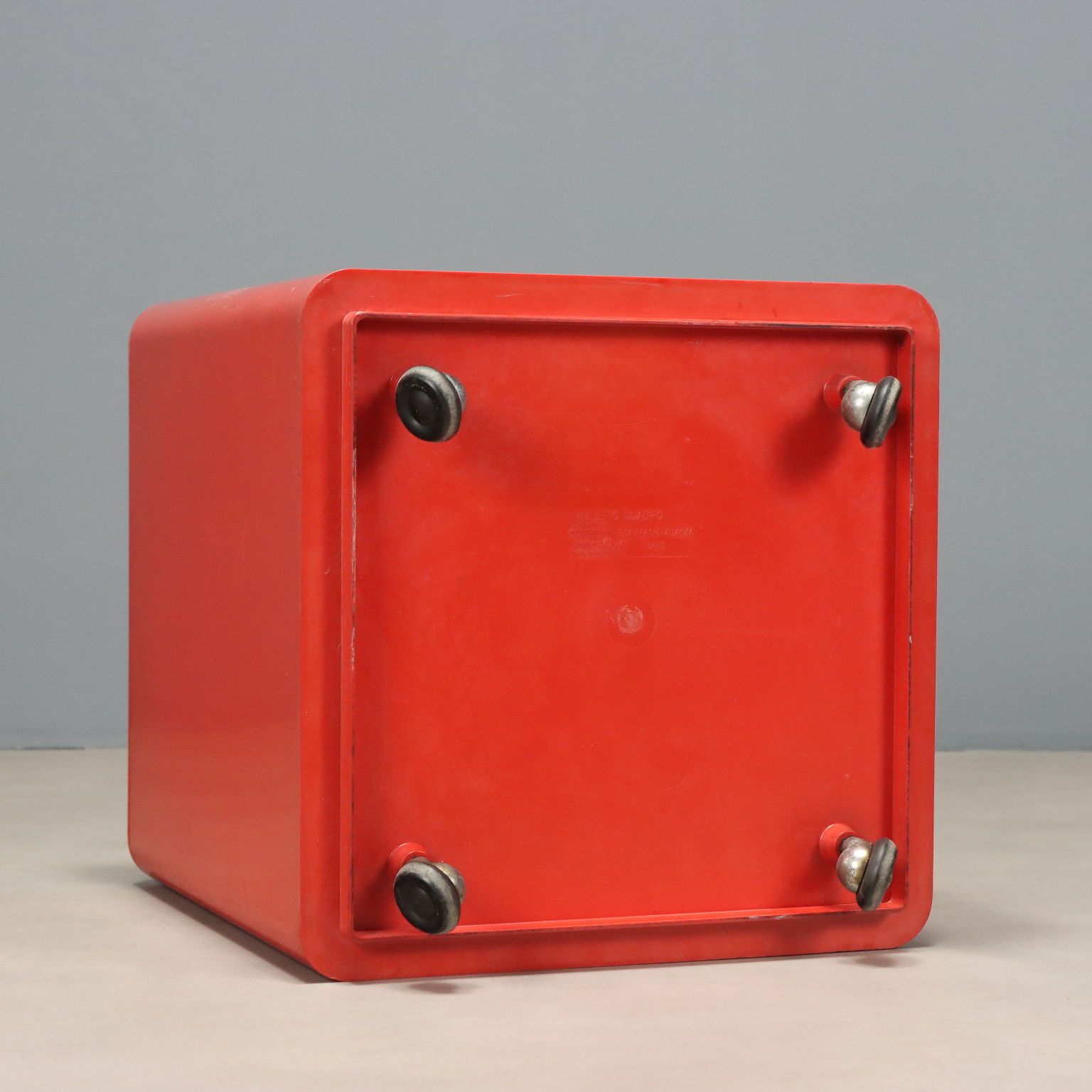photo furniture Cabinet Valenti & C. Valletto Quadro Rosso vintage, Italie, années 1980