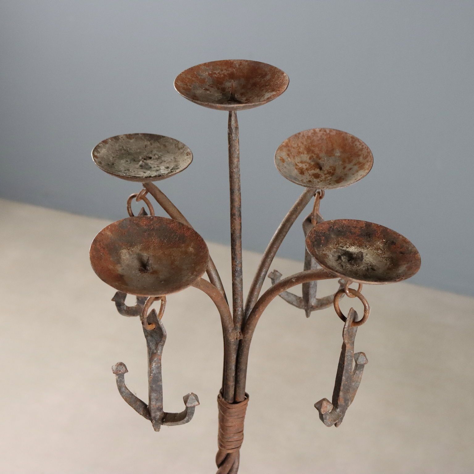 Bougeoirs d'époque en fer forgé, Italie, XXe siècle photo Décoration