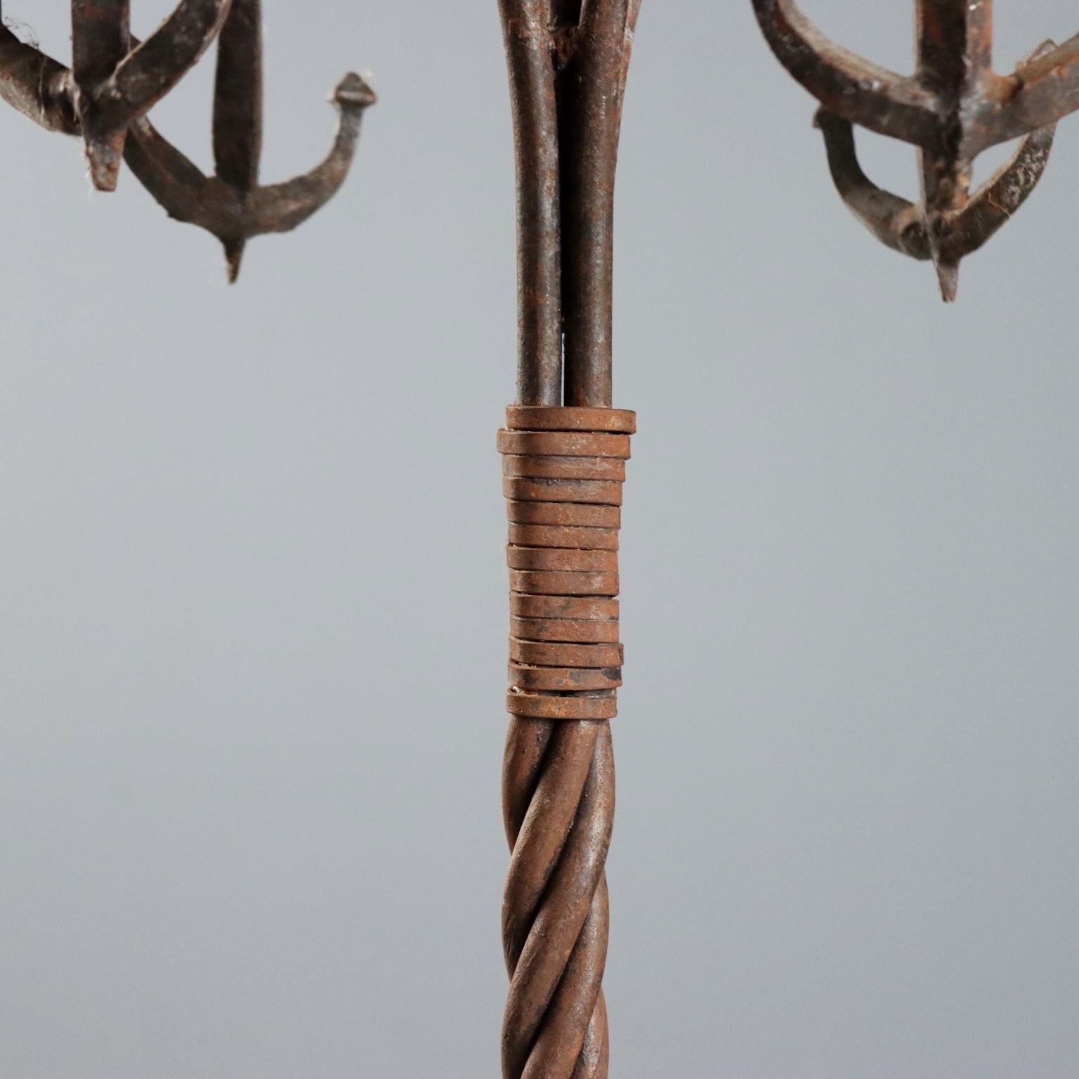 Bougeoirs d'époque en fer forgé, Italie, XXe siècle photo vinterior