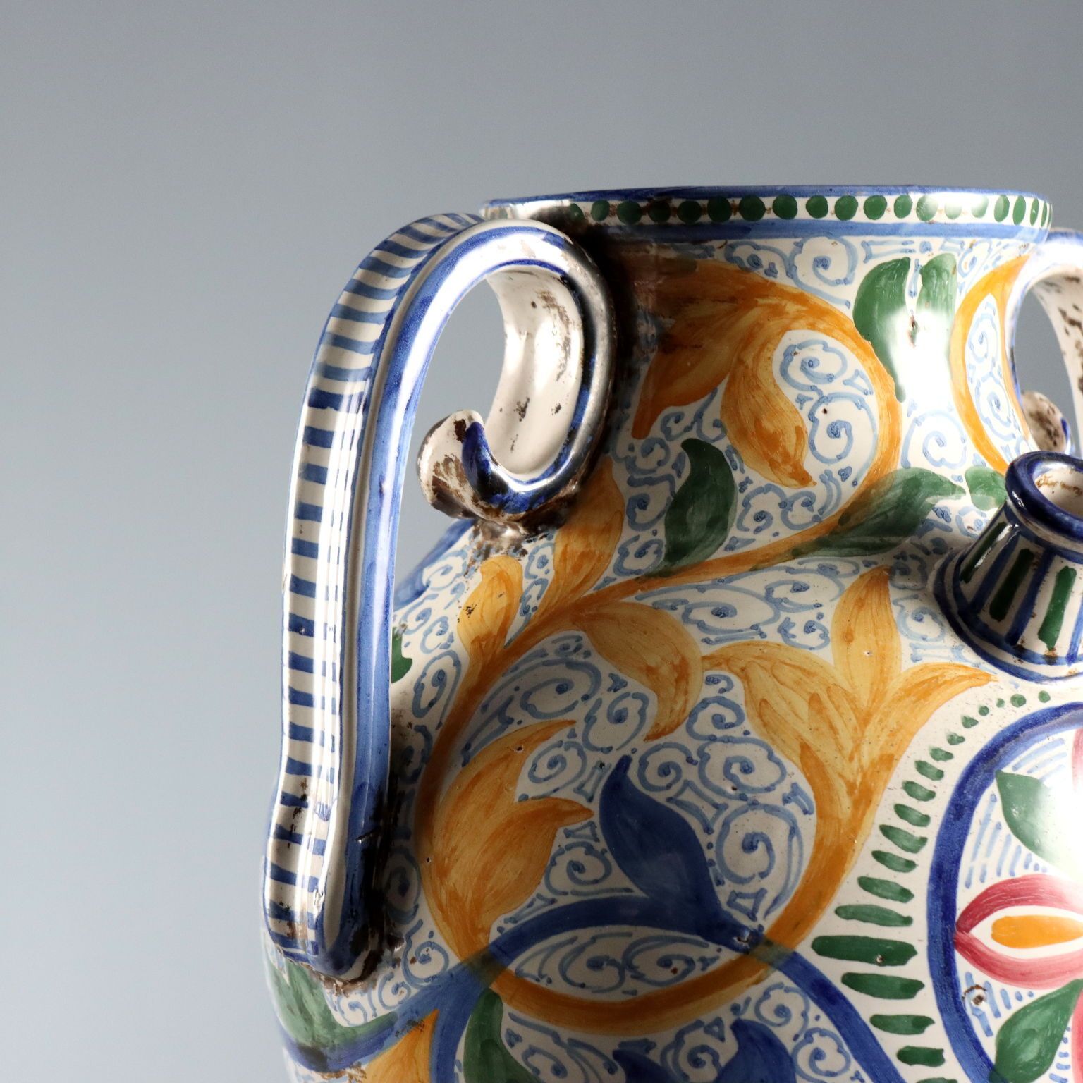 Antiek Amphora handgeschilderd majolica Italië 20e eeuw photo Woonaccessoires
