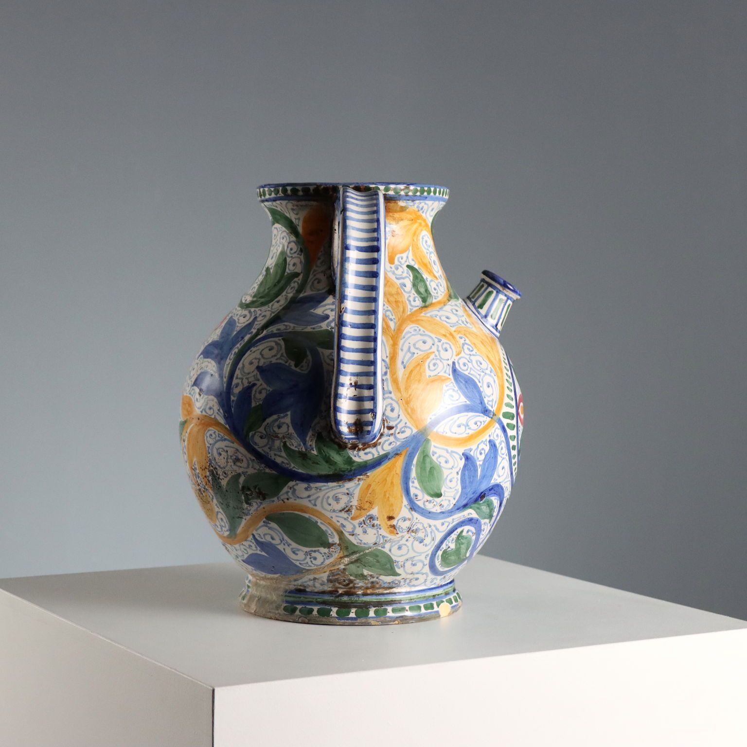 Antiek Amphora handgeschilderd majolica Italië 20e eeuw photo vinterior