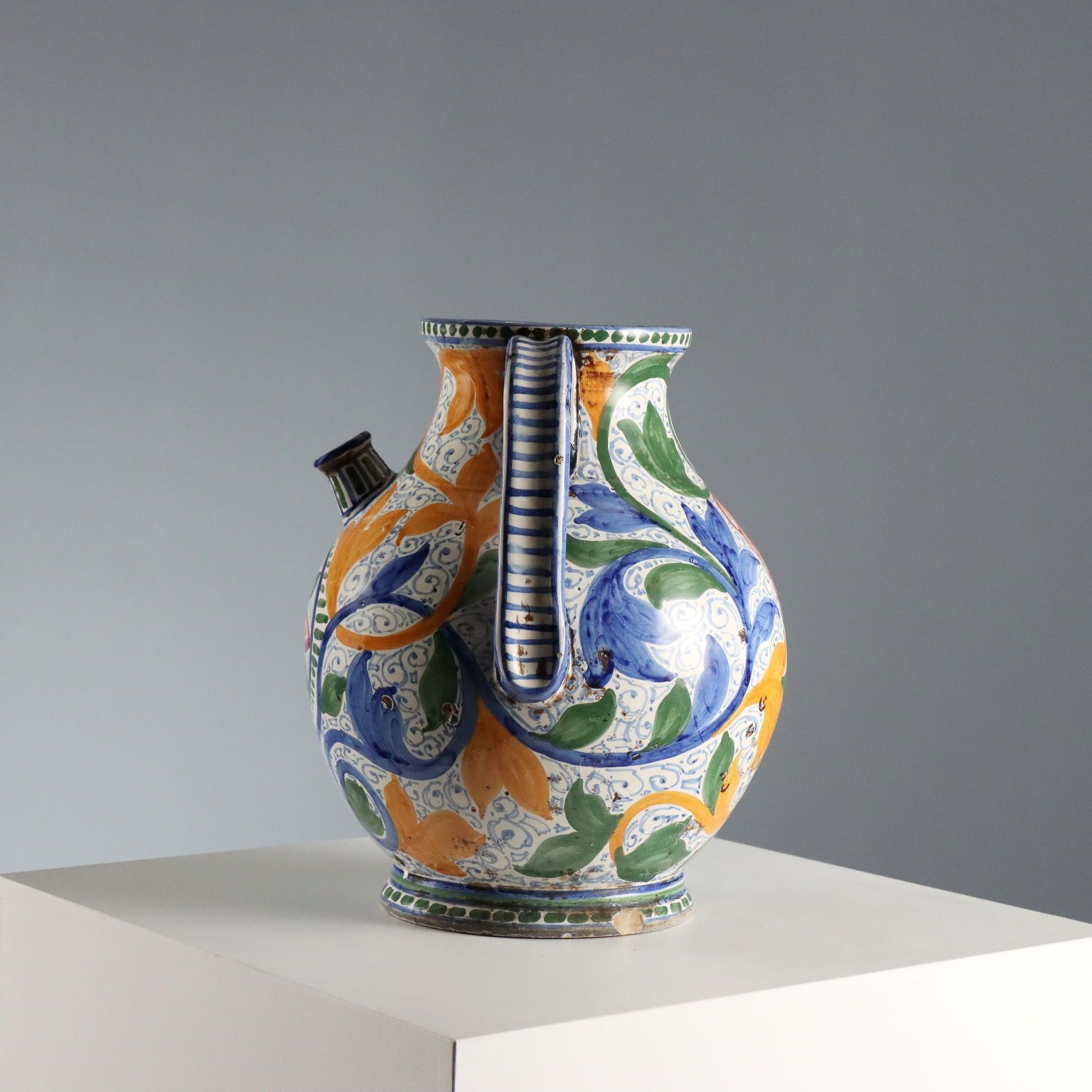 photo furniture Antiek Amphora handgeschilderd majolica Italië 20e eeuw