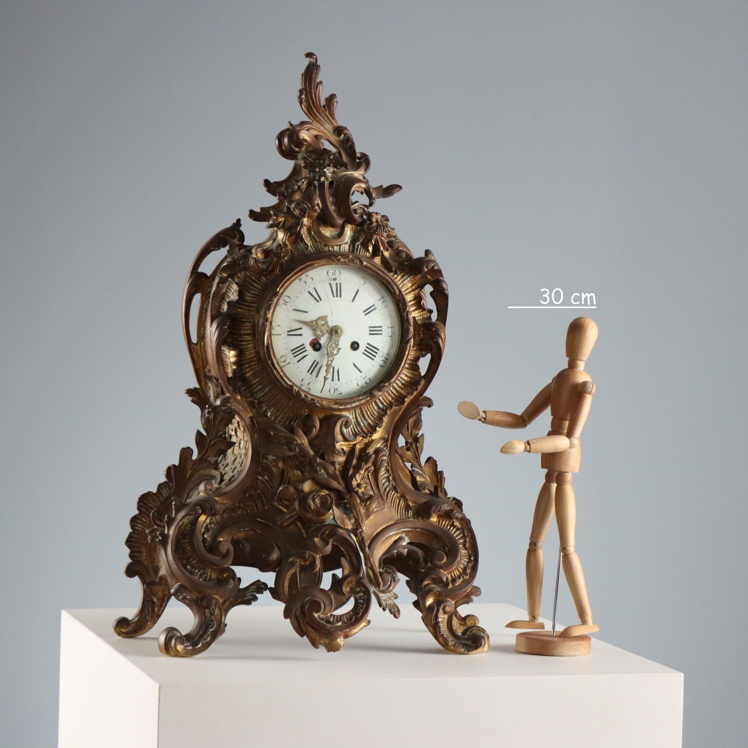 Antieke klok, verguld brons, Frankrijk, 19e eeuw photo furniture