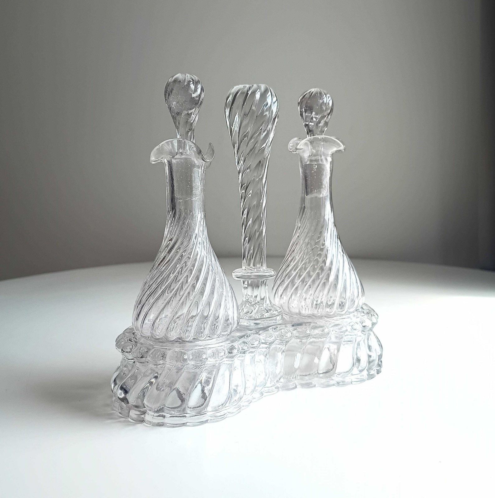 Gesigneerde Baccarat Crystal Bambous Tors Olie- en Azijnset Depose Merk jaren 1890