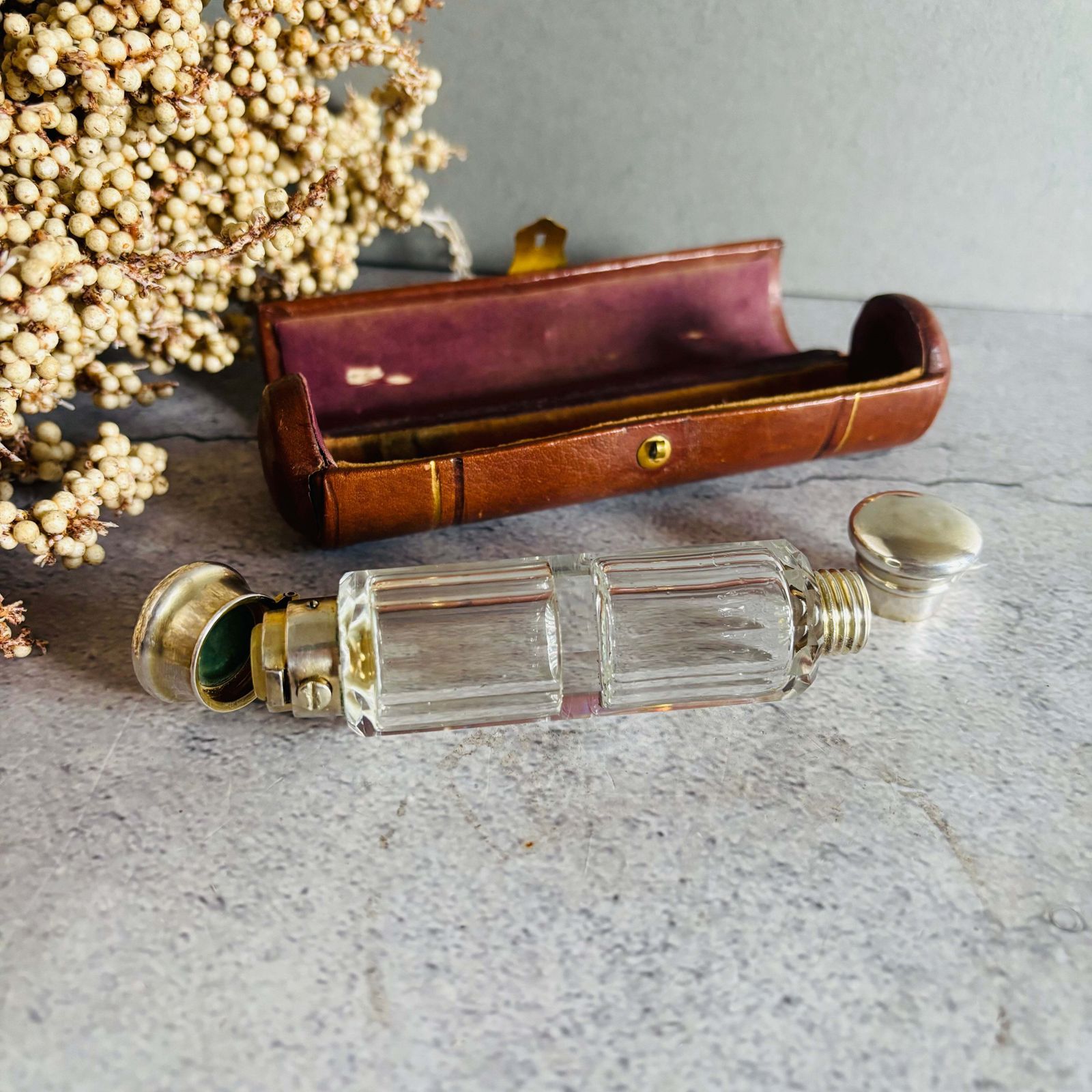 Antiek glazen dubbelzijdig reukflesje met etui photo Woonaccessoires