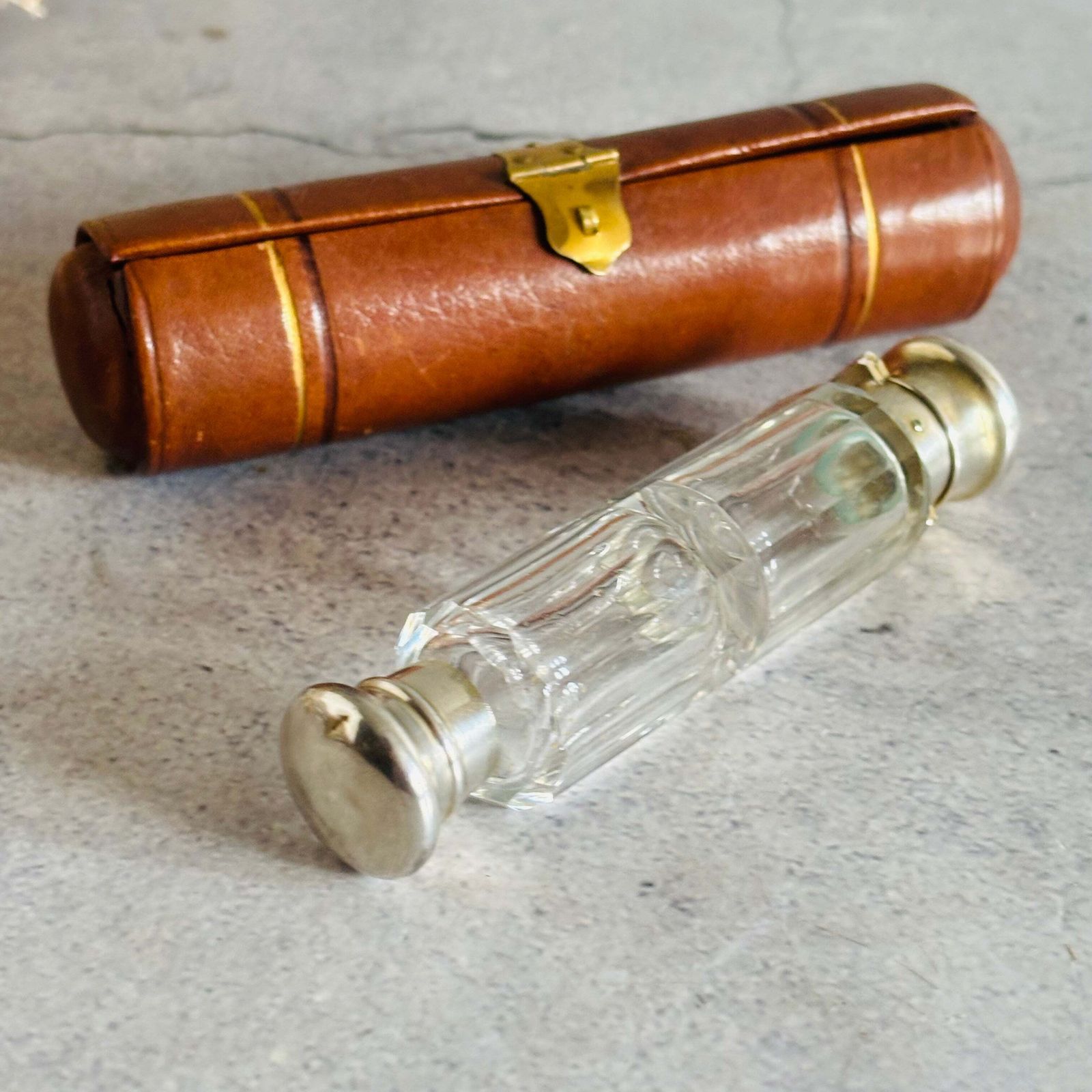 320.0 Antiek glazen dubbelzijdig reukflesje met etui photo