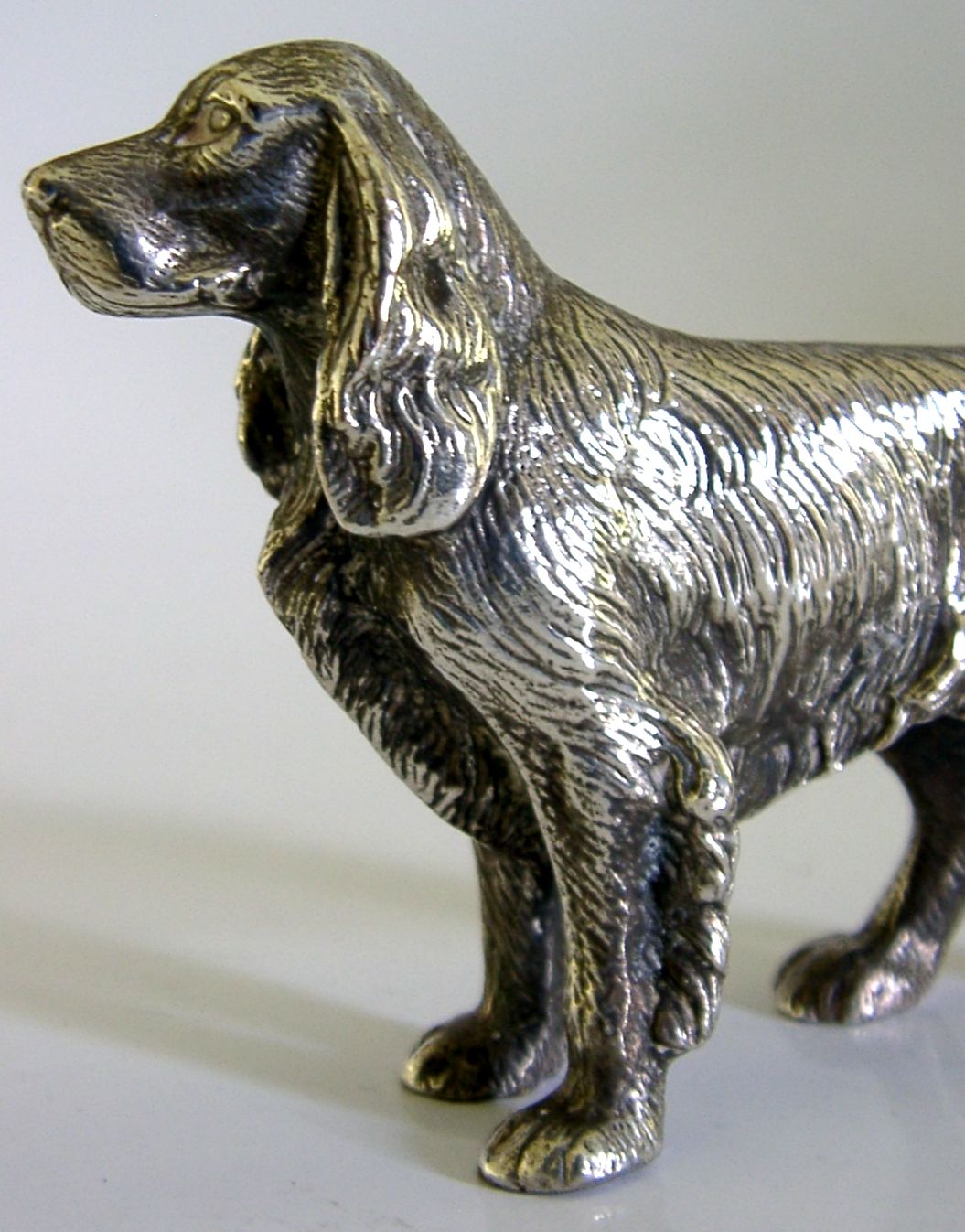 Figurine de bureau en métal argenté, épagneul, vers les années 1950, 280 g