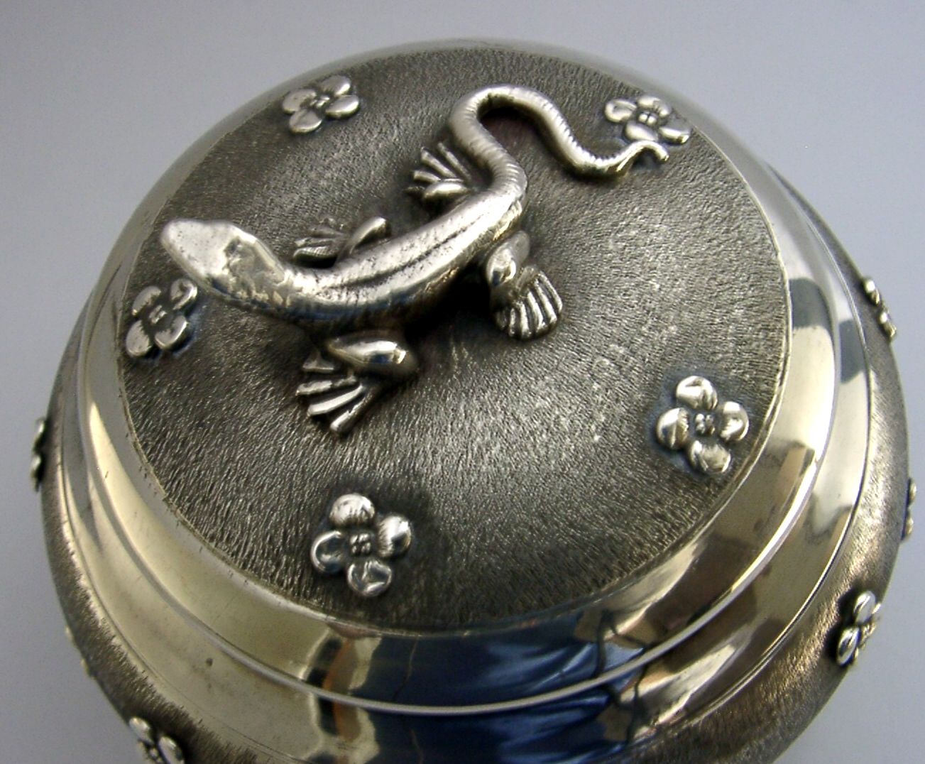 Boîte à thé en argent massif 800 avec lézard, Italie, vers 1950, 185 g