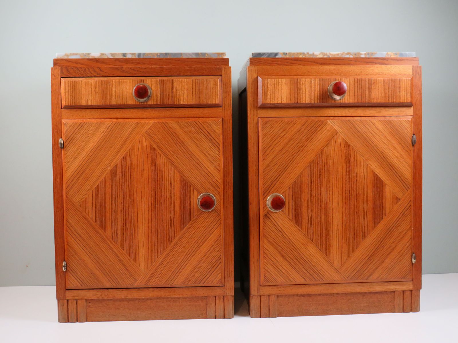 Paar Franse art deco nachtkastjes van eiken met ingelegde marmeren bladen photo furniture