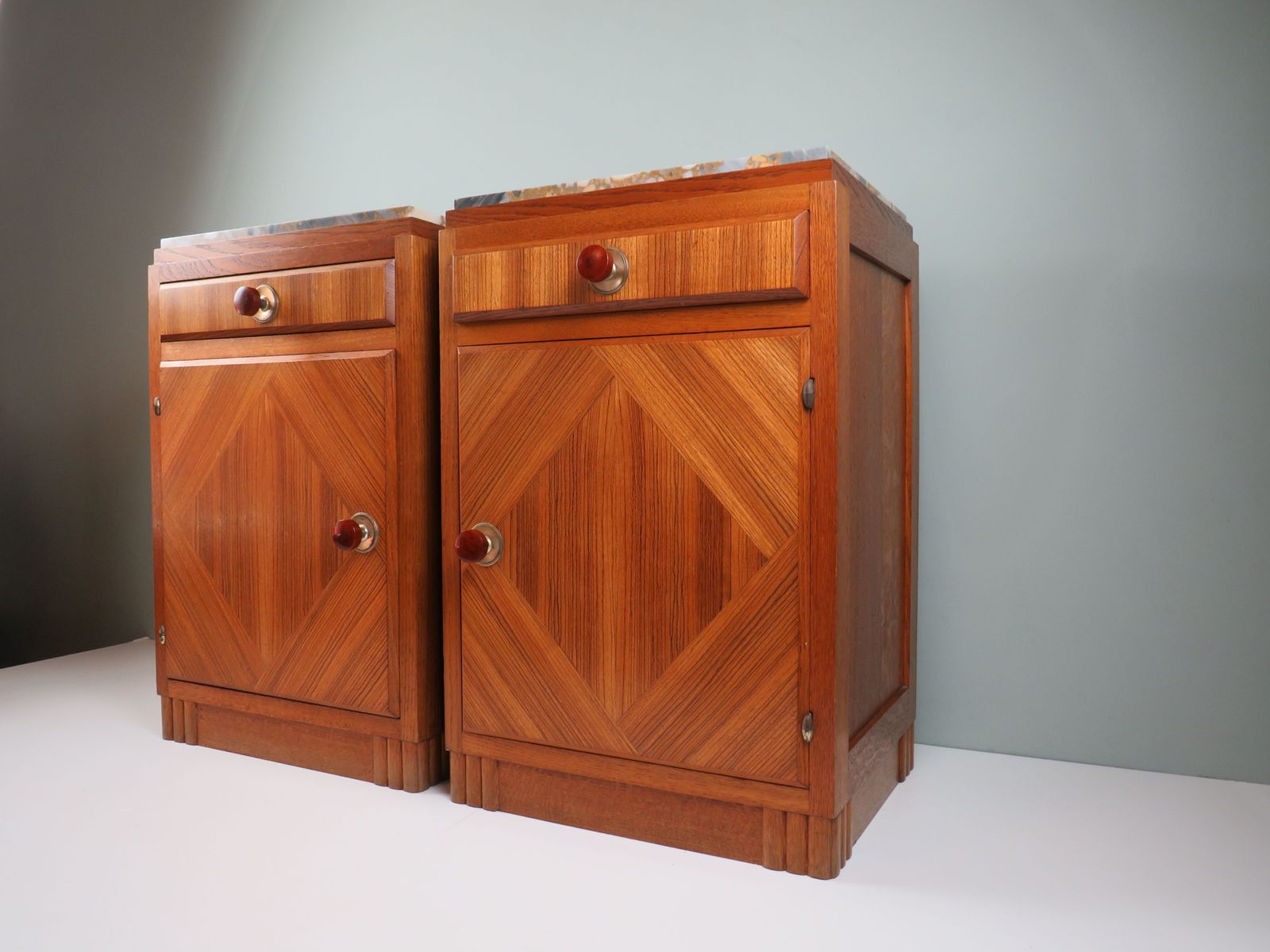 Paar Franse art deco nachtkastjes van eiken met ingelegde marmeren bladen photo Meubels