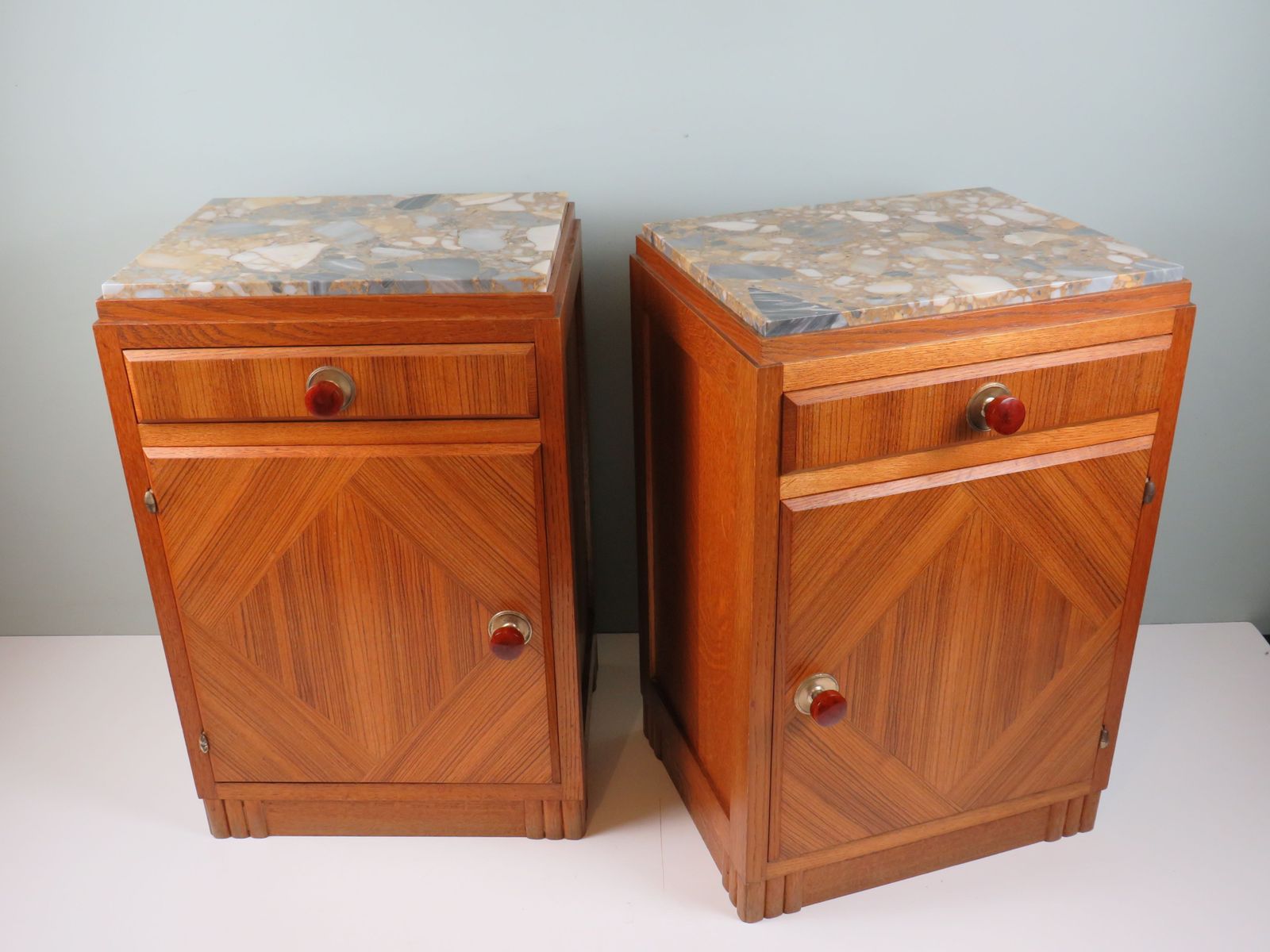 Paar Franse art deco nachtkastjes van eiken met ingelegde marmeren bladen photo buy
