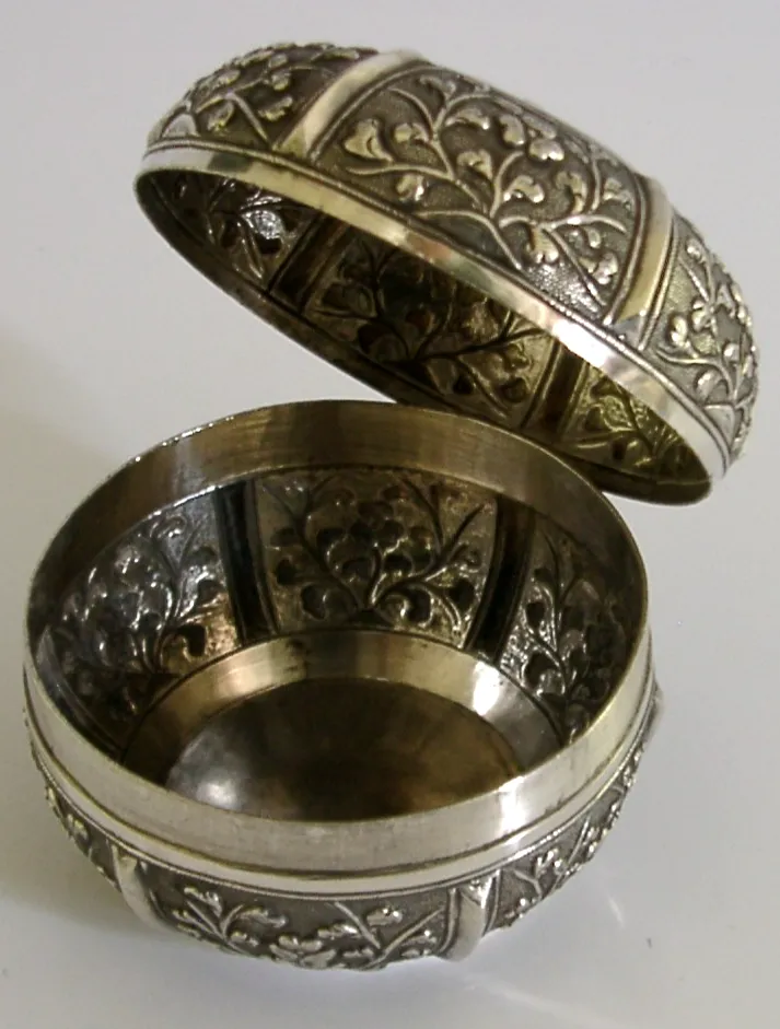 Indo-Chinees exportzilver, massief zilveren doos, ca. 1900, 88 g photo for sale