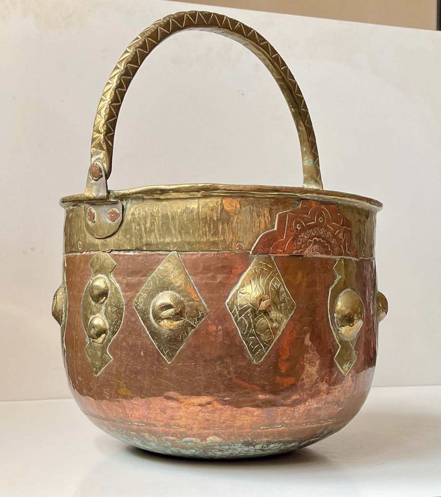 Grand cache-pot, jardinière ou seau à feu marocain mauresque, cuivre et laiton, vintage photo for sale
