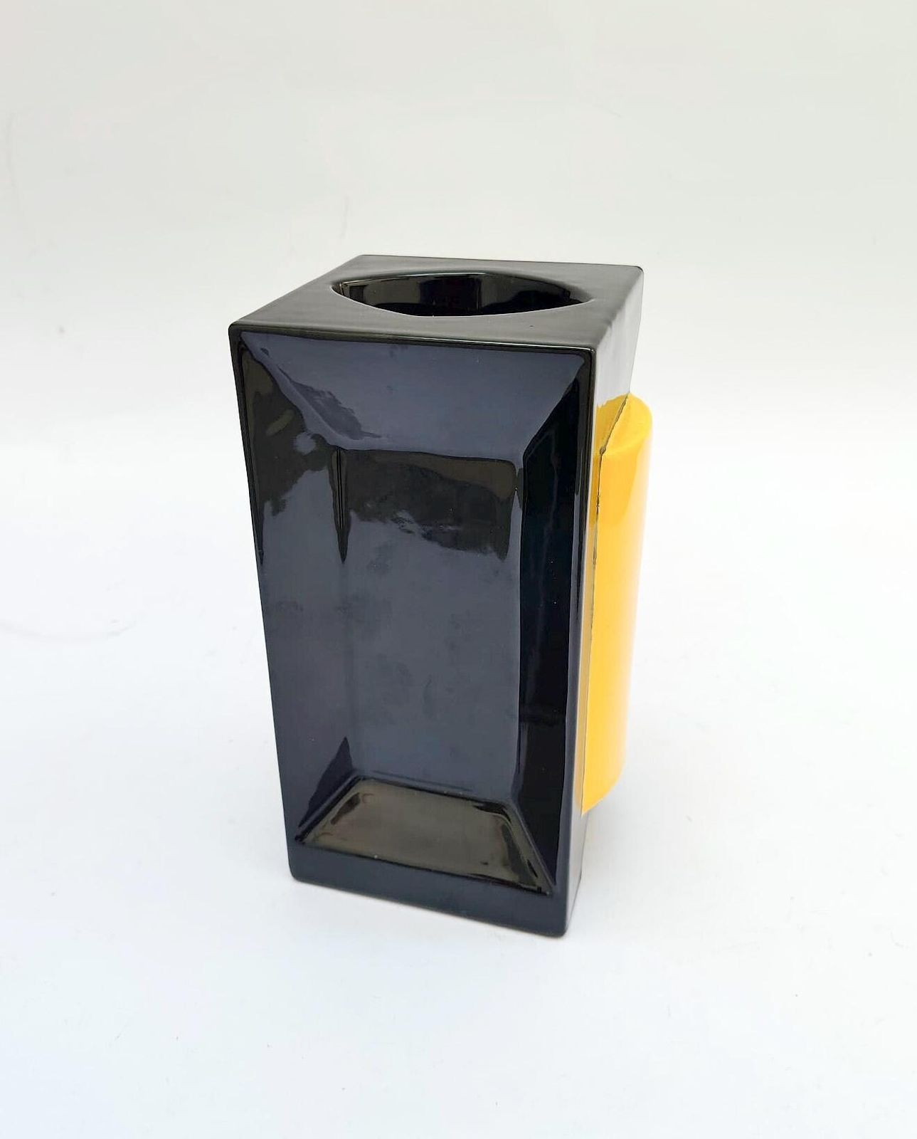 photo furniture Vase en céramique Lesa Ceramiche Totem, jaune et noir, design Pop Art Space Age vintage