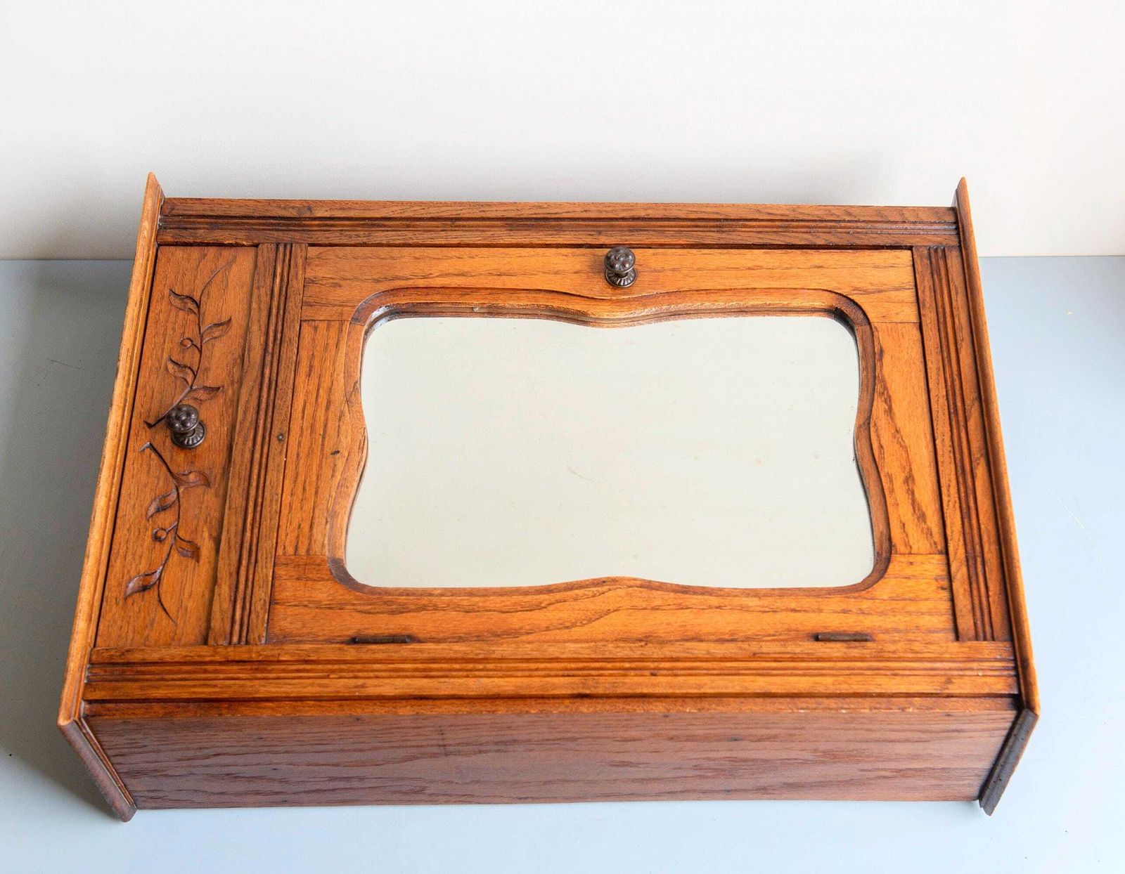 Armoire murale d'époque française en chêne, XIXe siècle, armoire à pharmacie suspendue, rangement de salle de bains rustique photo vintage