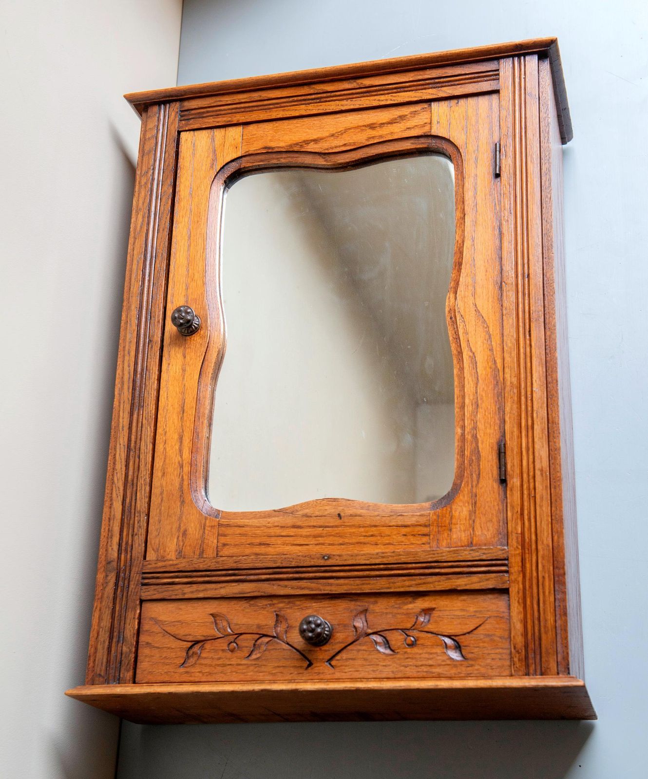 Mobilier Armoire murale d'époque française en chêne, XIXe siècle, armoire à pharmacie suspendue, rangement de salle de bains rustique photo