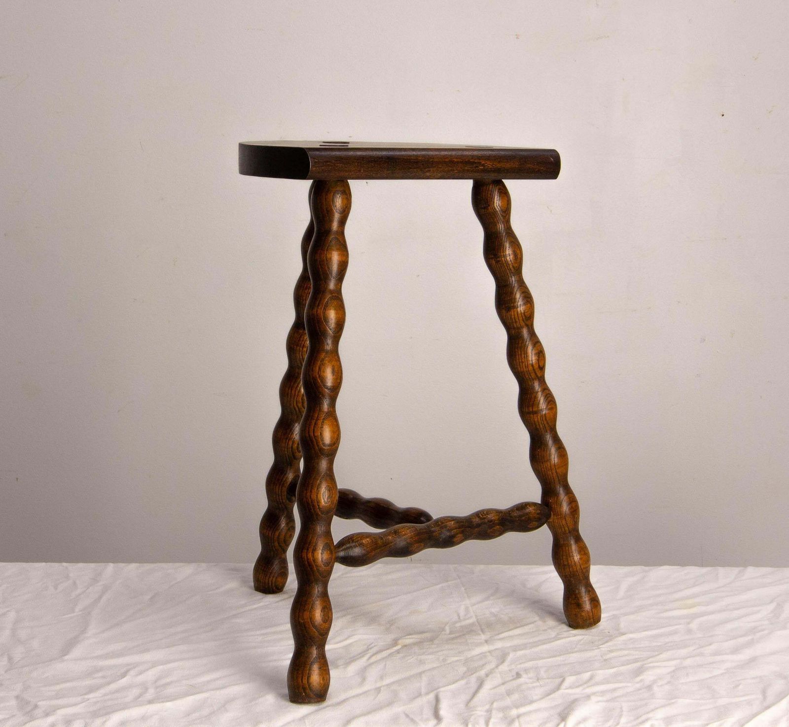 Tabouret tripode en hêtre, demi-lune, France, vers 1960 photo furniture