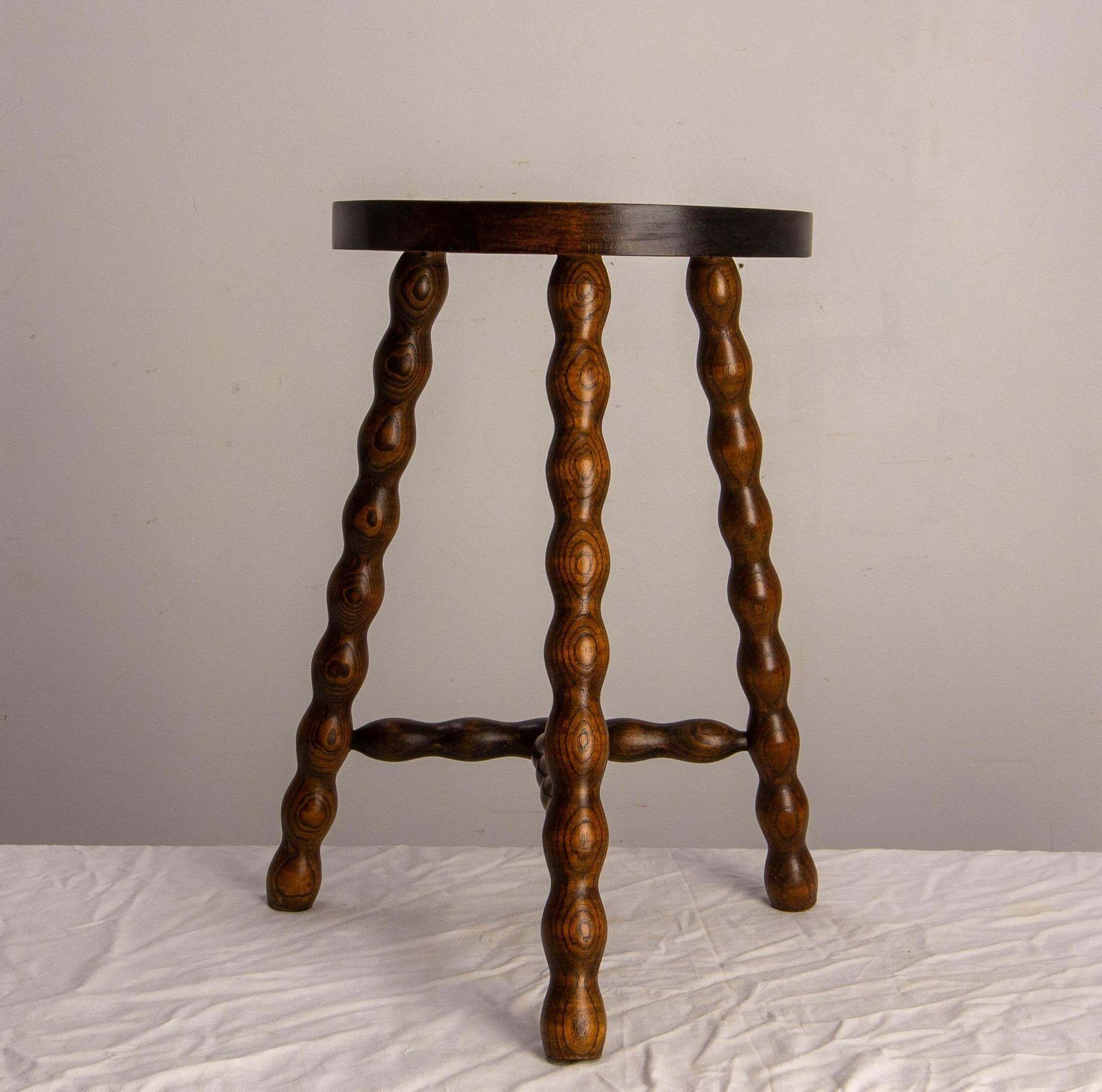 Tabouret tripode en hêtre, demi-lune, France, vers 1960 photo 473.0