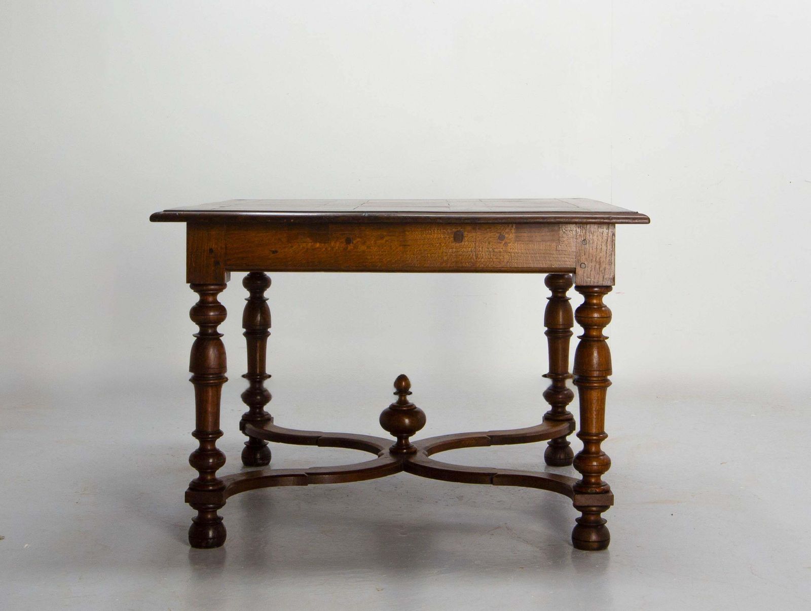 Table carrée en chêne de style Louis XIII à entretoise en X, fin du XIXe siècle photo Mobilier