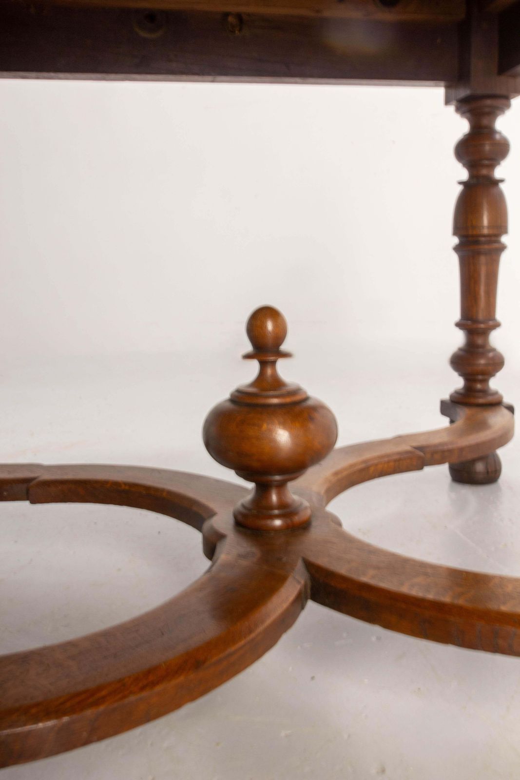 1707.0 Table carrée en chêne de style Louis XIII à entretoise en X, fin du XIXe siècle photo