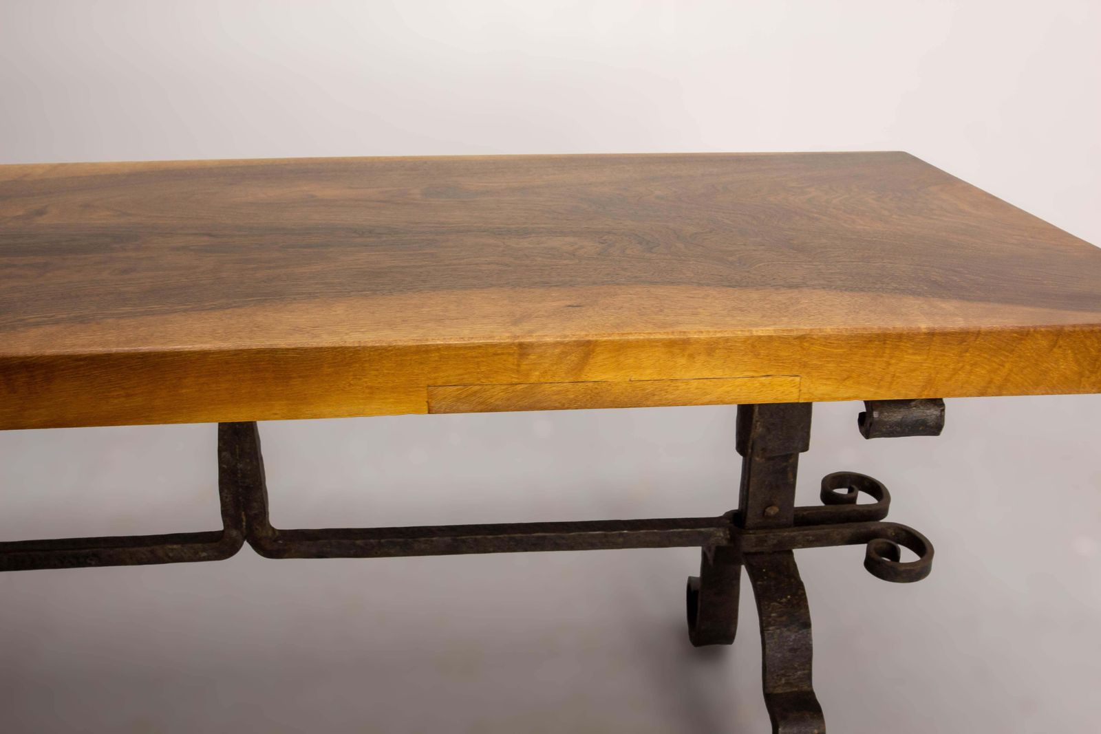 Table basse française en noyer massif et fer forgé, vers 1960 photo vintage