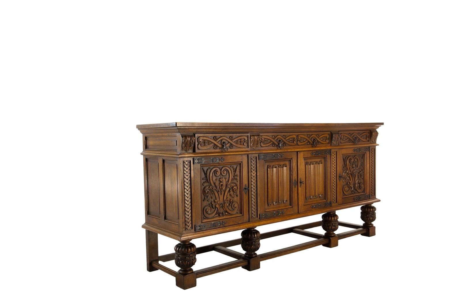 Grand buffet espagnol en chêne sculpté de style néo-Renaissance, vers 1950 photo furniture