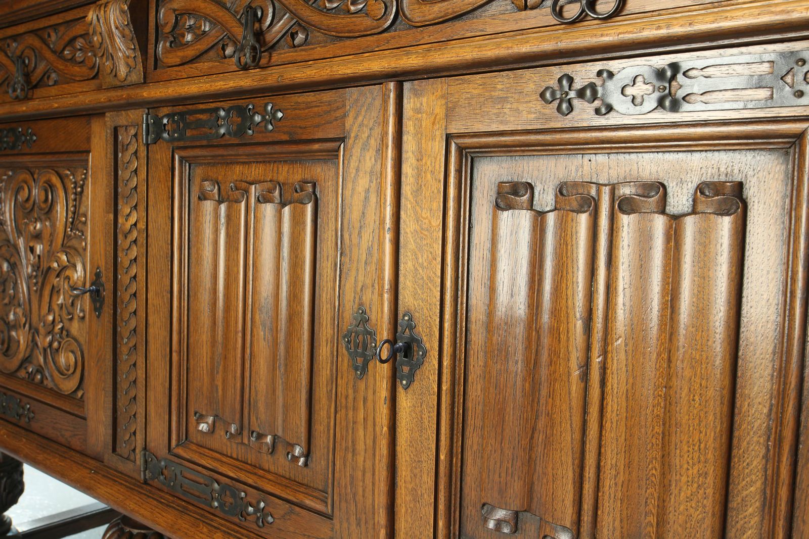 Mobilier Grand buffet espagnol en chêne sculpté de style néo-Renaissance, vers 1950 photo