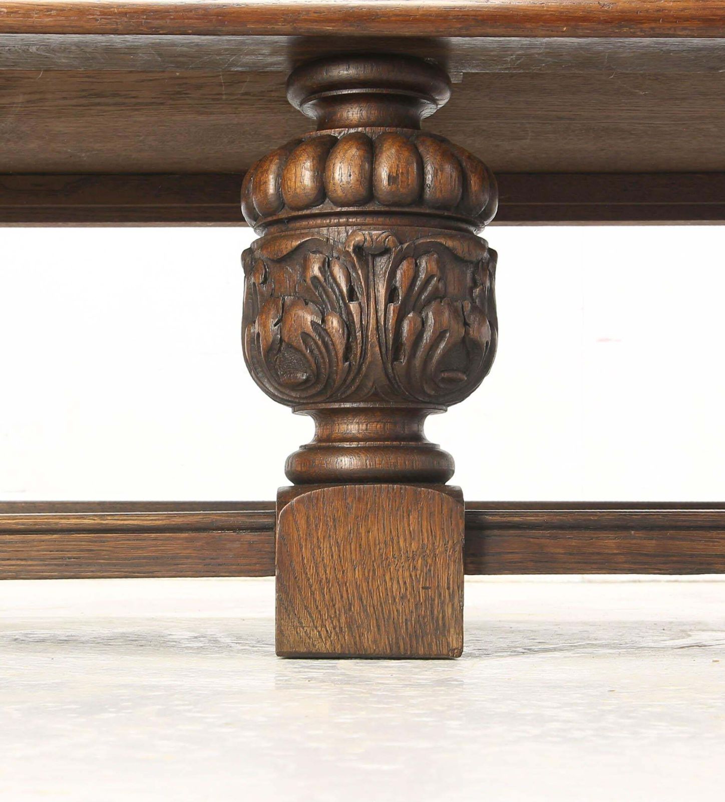 photo vintage Grand buffet espagnol en chêne sculpté de style néo-Renaissance, vers 1950