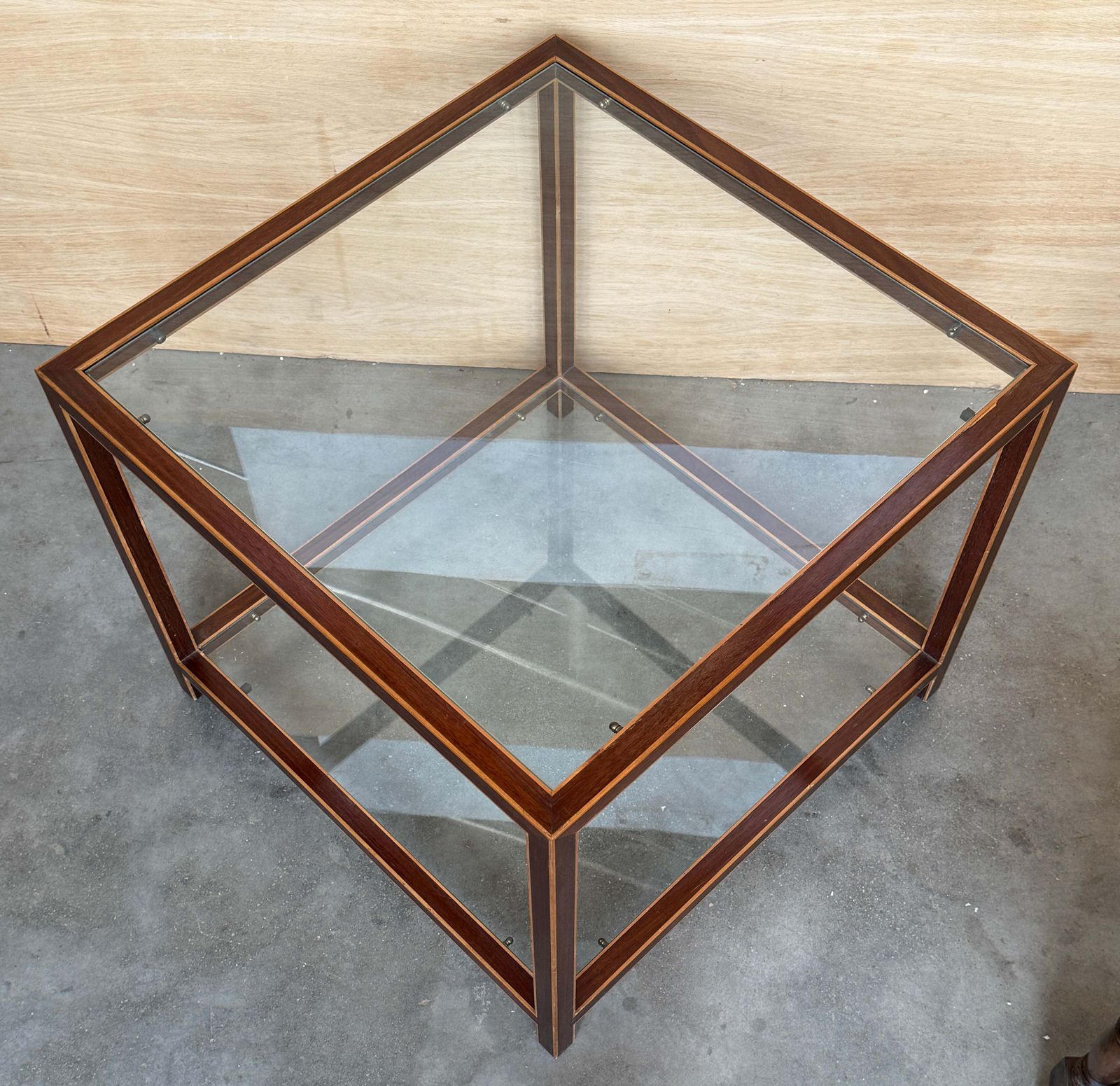 Tables d'appoint mid-century modern en noyer avec marqueterie et double plateau en verre photo vinterior