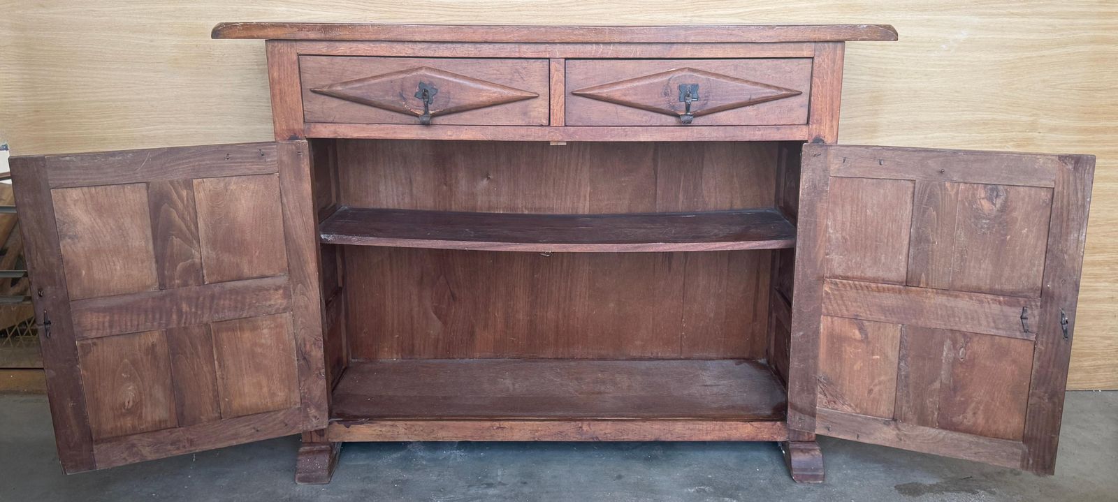 Buffet rustique d'époque espagnol en bois massif, avec tiroirs et portes photo for sale