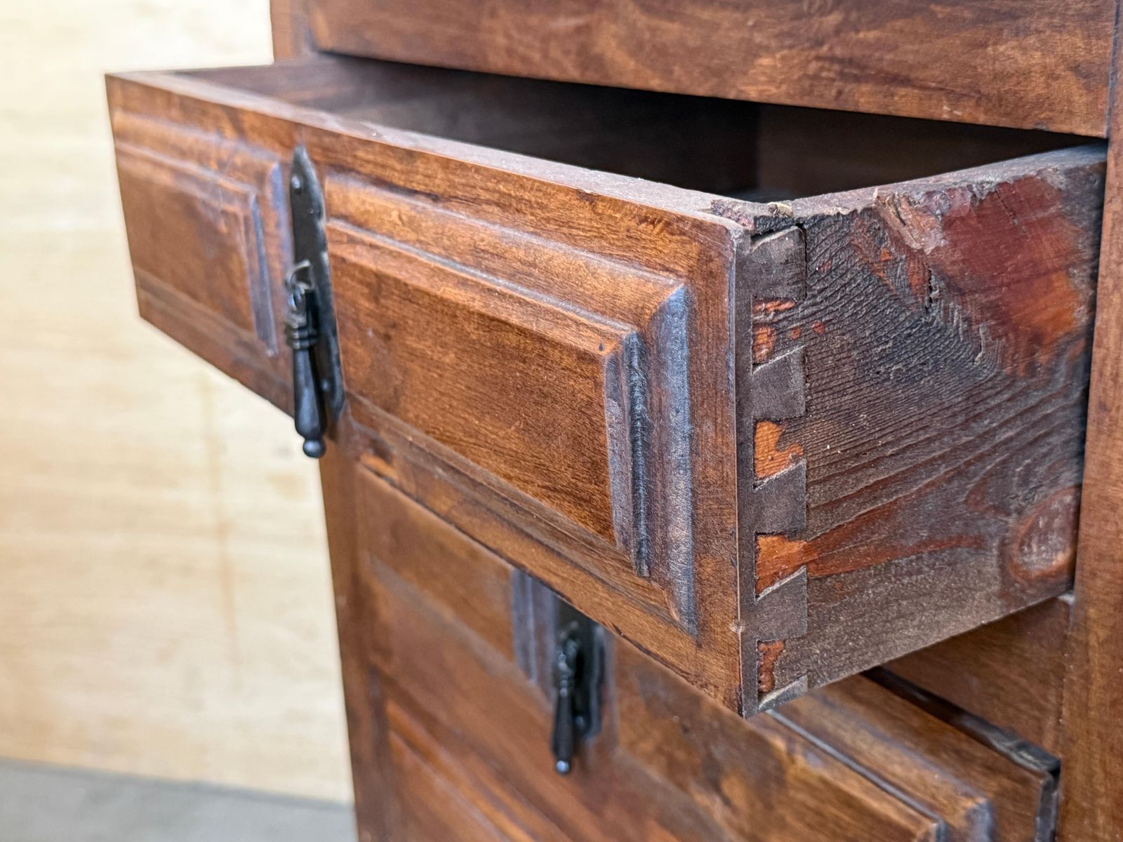 Commode espagnole d'époque en noyer à quatre tiroirs et ferrures en fer photo buy
