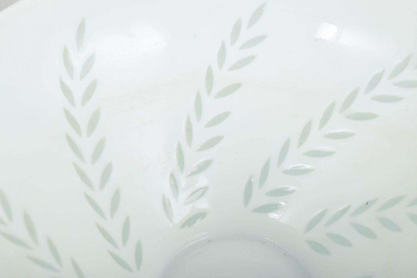 Friedl Holzer Kjellberg, Arabia. Grand bol en porcelaine blanche à motif de feuilles. photo for sale