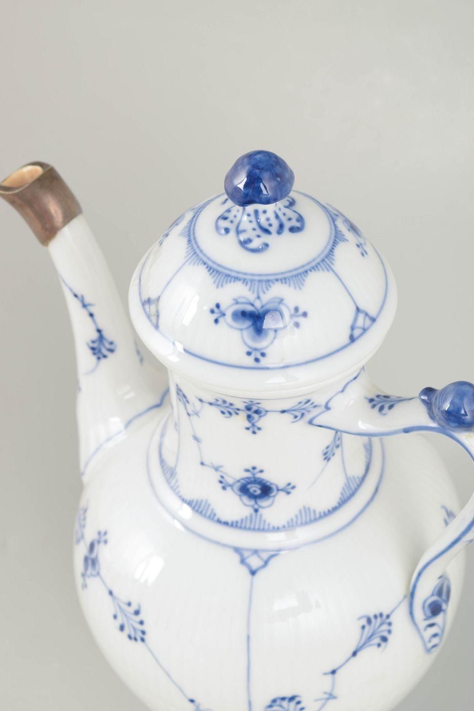 Royal Copenhagen. Blue Fluted Plain koffiepot met zilveren montuur. Ca. jaren 1920. photo for sale