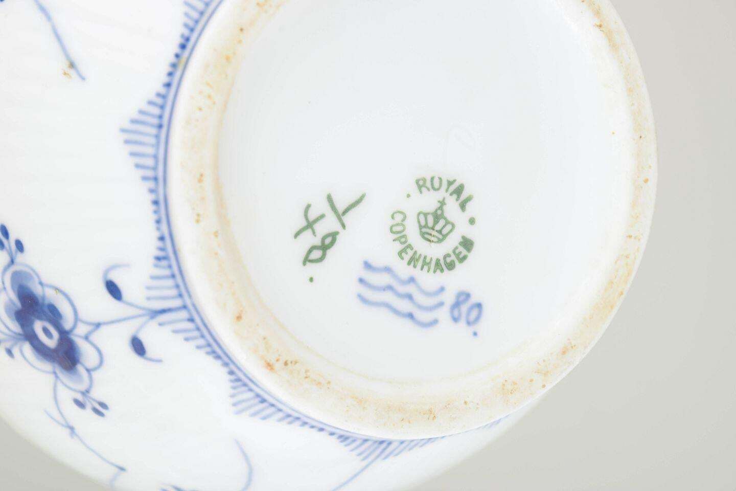 Royal Copenhagen. Blue Fluted Plain, cafetière avec monture en argent. Vers 1920. photo 239.0