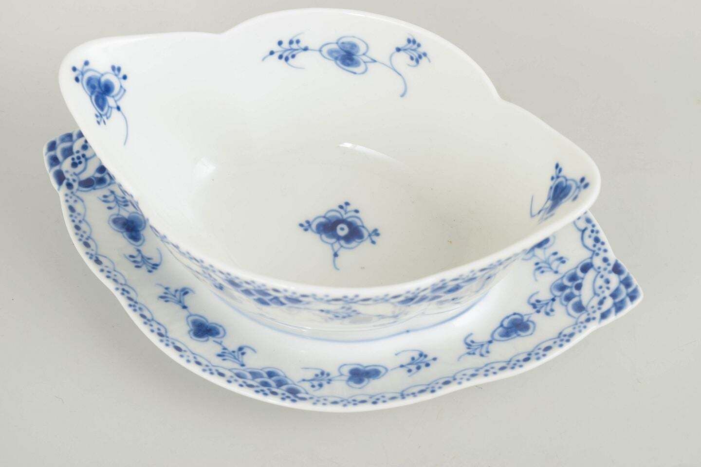Royal Copenhagen. Saucière Blue Fluted Half Lace en porcelaine. photo for sale