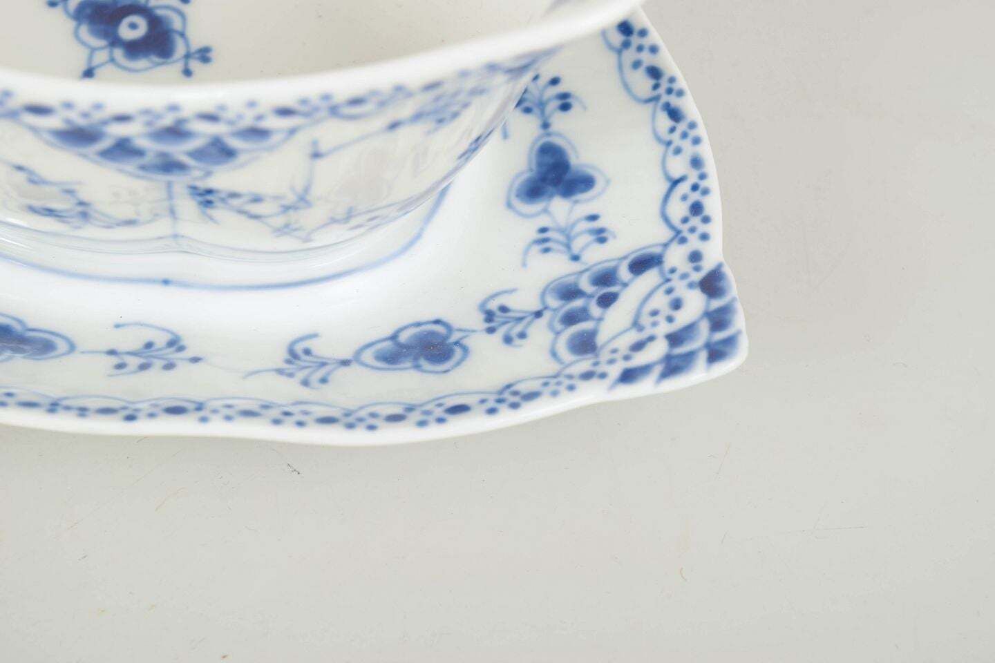 Royal Copenhagen. Blue Fluted Half Lace sauskom in porselein. photo Woonaccessoires