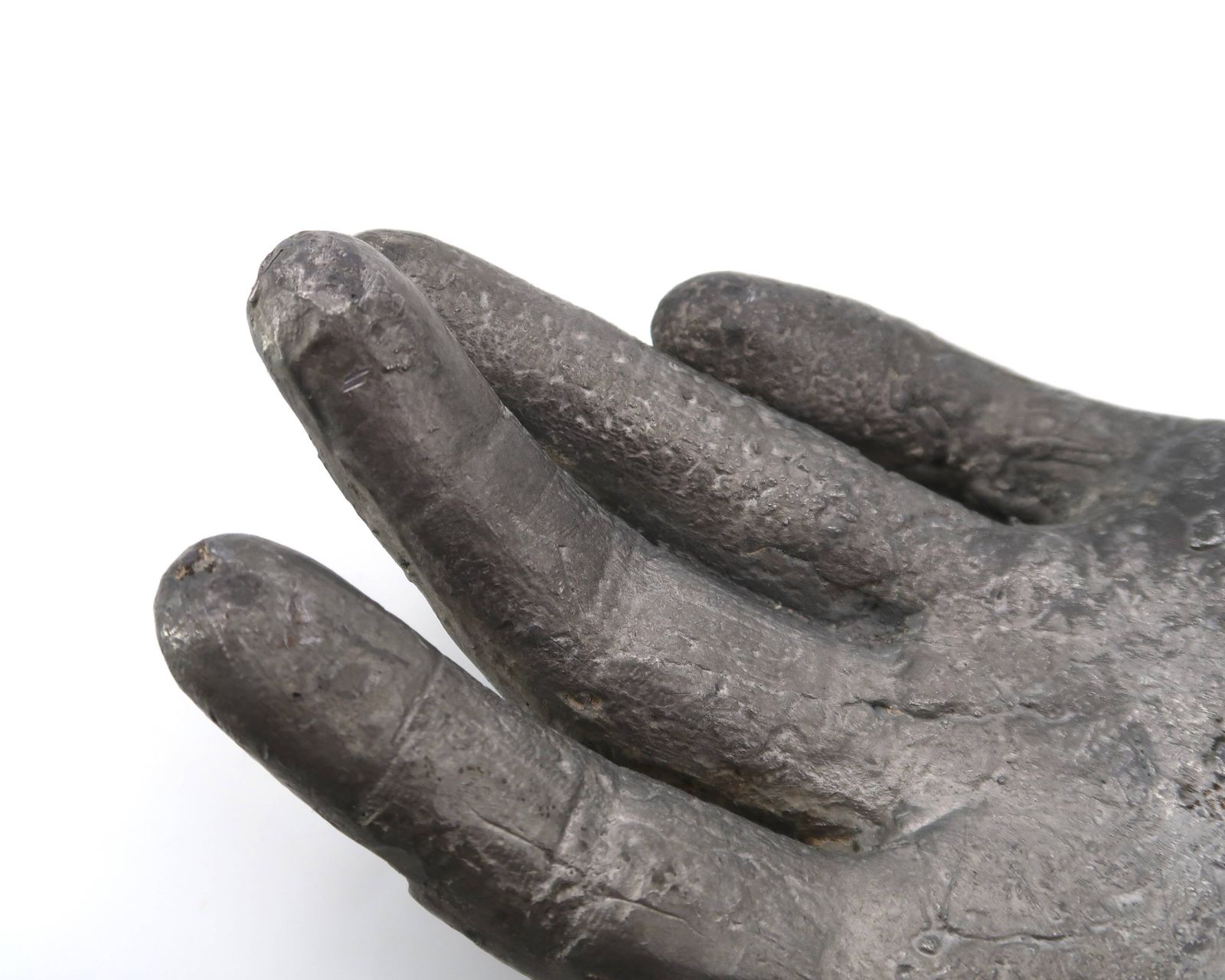 photo furniture Gietijzeren opvangschaal in zilverkleur, vormgegeven als een hand, jaren 1970, sculptuur.