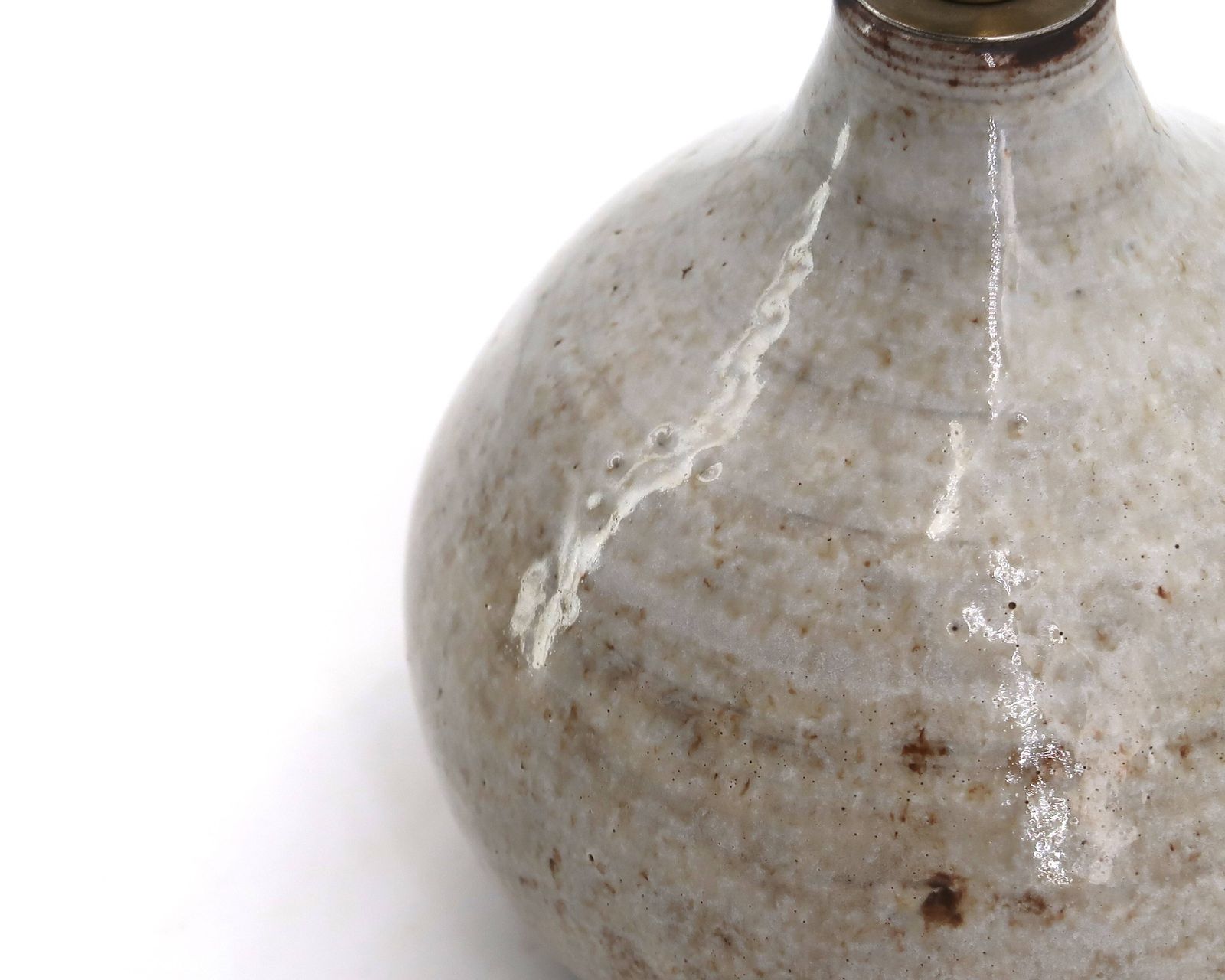 Grijsbeige stoneware pottenbakkerslamp, gesigneerd, handgemaakt aardewerk ca. jaren 1970. photo furniture