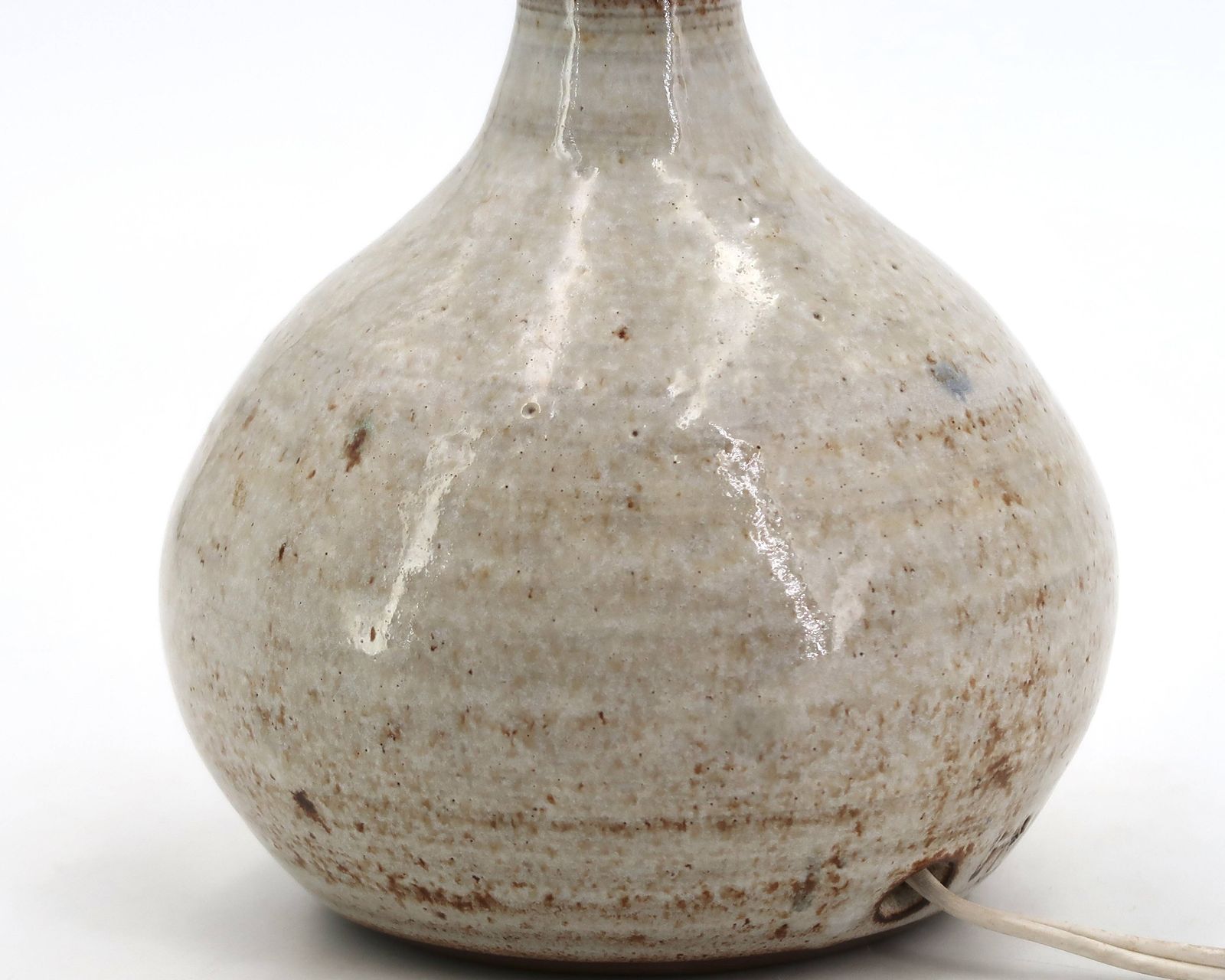 Grijsbeige stoneware pottenbakkerslamp, gesigneerd, handgemaakt aardewerk ca. jaren 1970. photo for sale