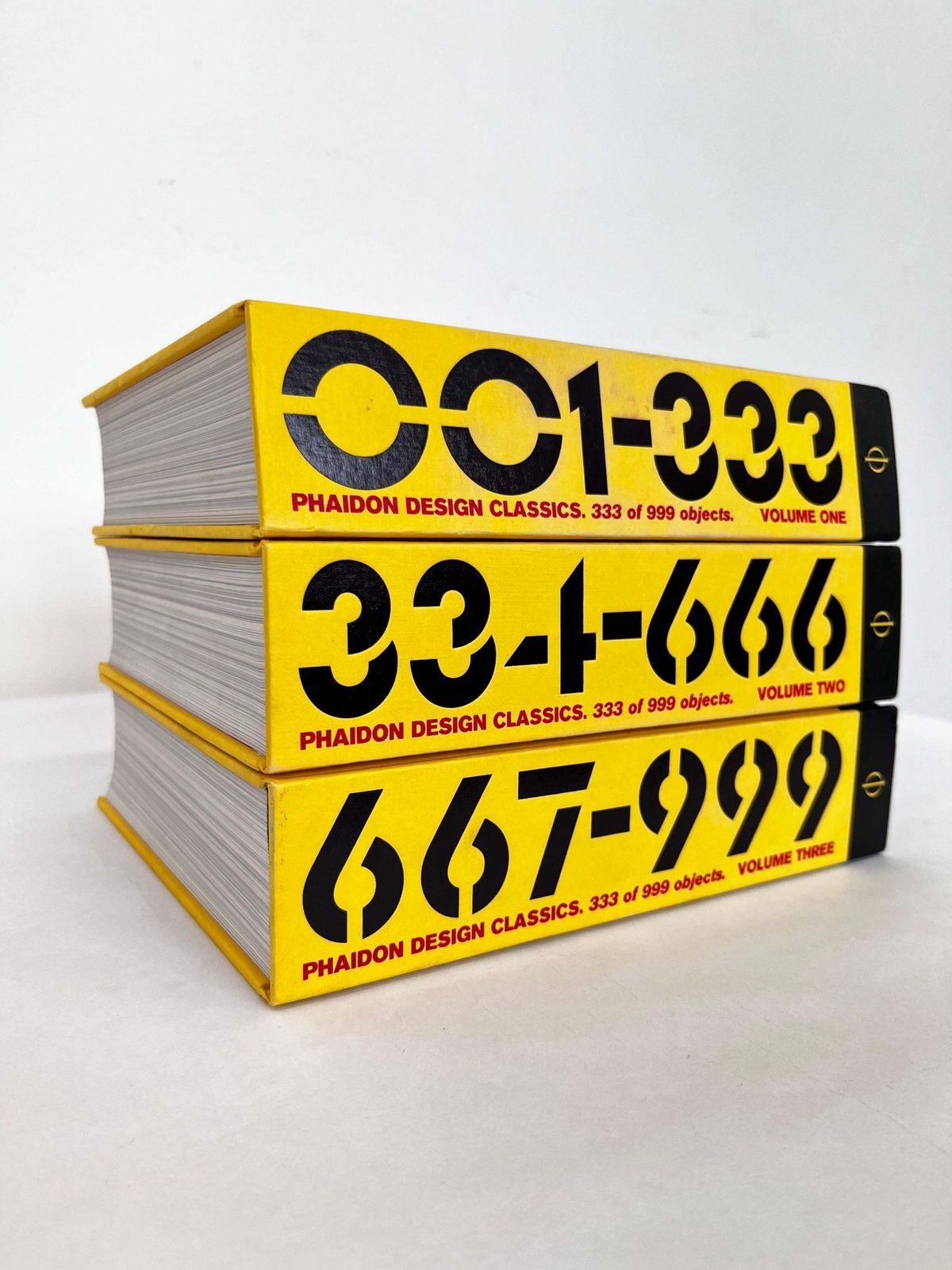 Set Of Three Volumes Phaidon Design Classics photo Woonaccessoires