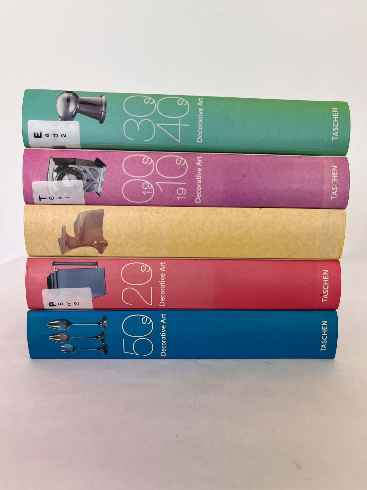 Set decoratieve kunstboeken van Charlotte en Peter Fiell / Taschen photo furniture