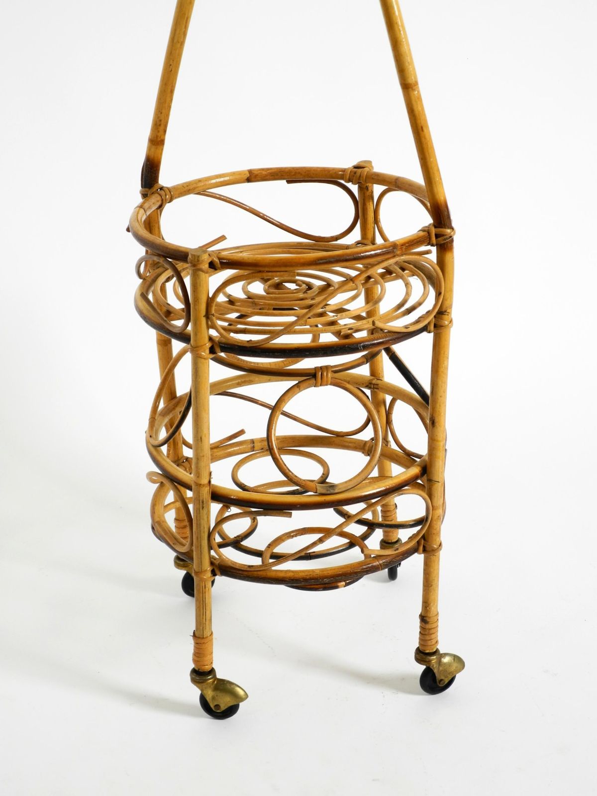 photo furniture Italiaanse Mid-Century Bamboebar en Serveertrolley op Wielen
