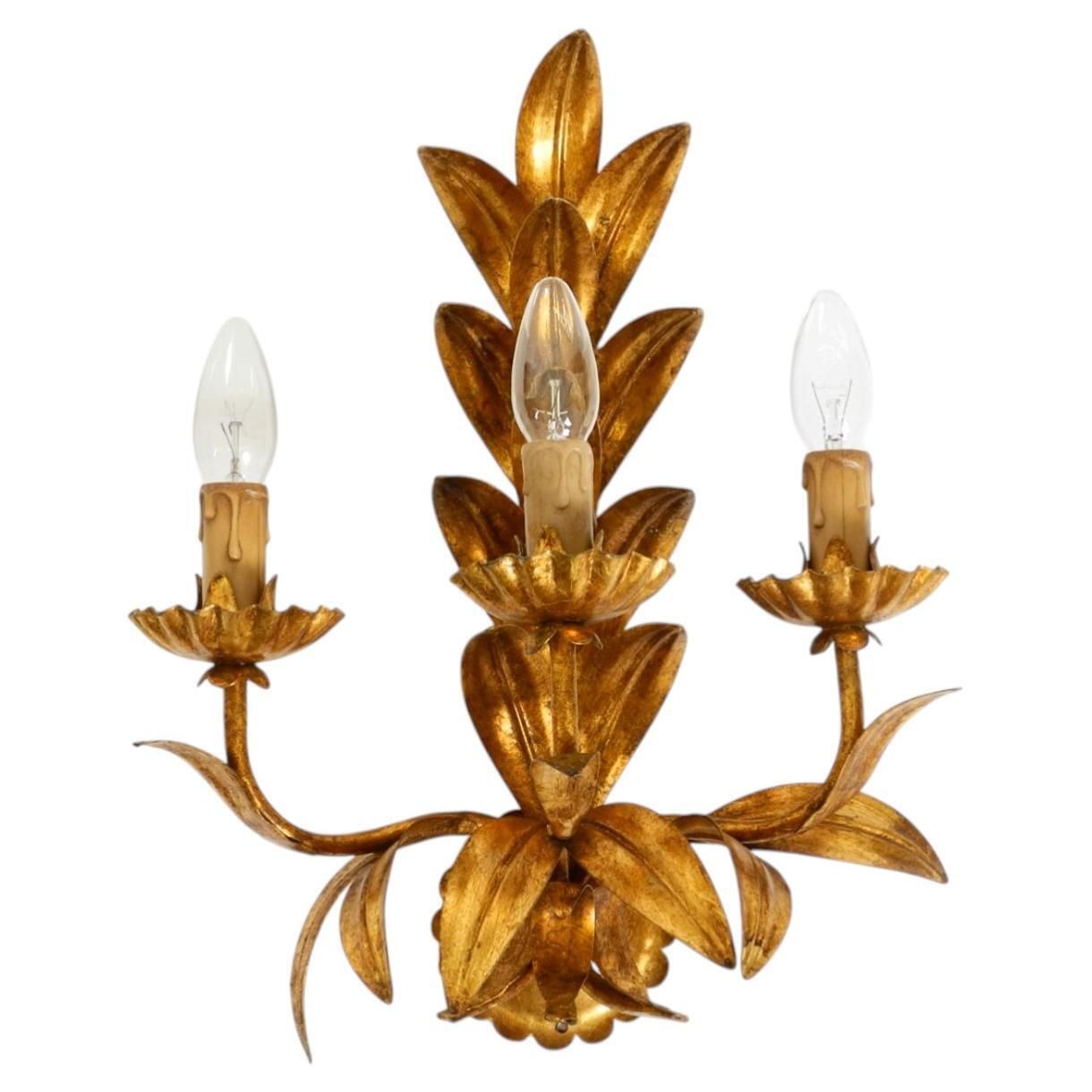 Grote Italiaanse Florentijnse Vergulde Metalen Wandlamp Met 3 Fittingen, jaren 1960